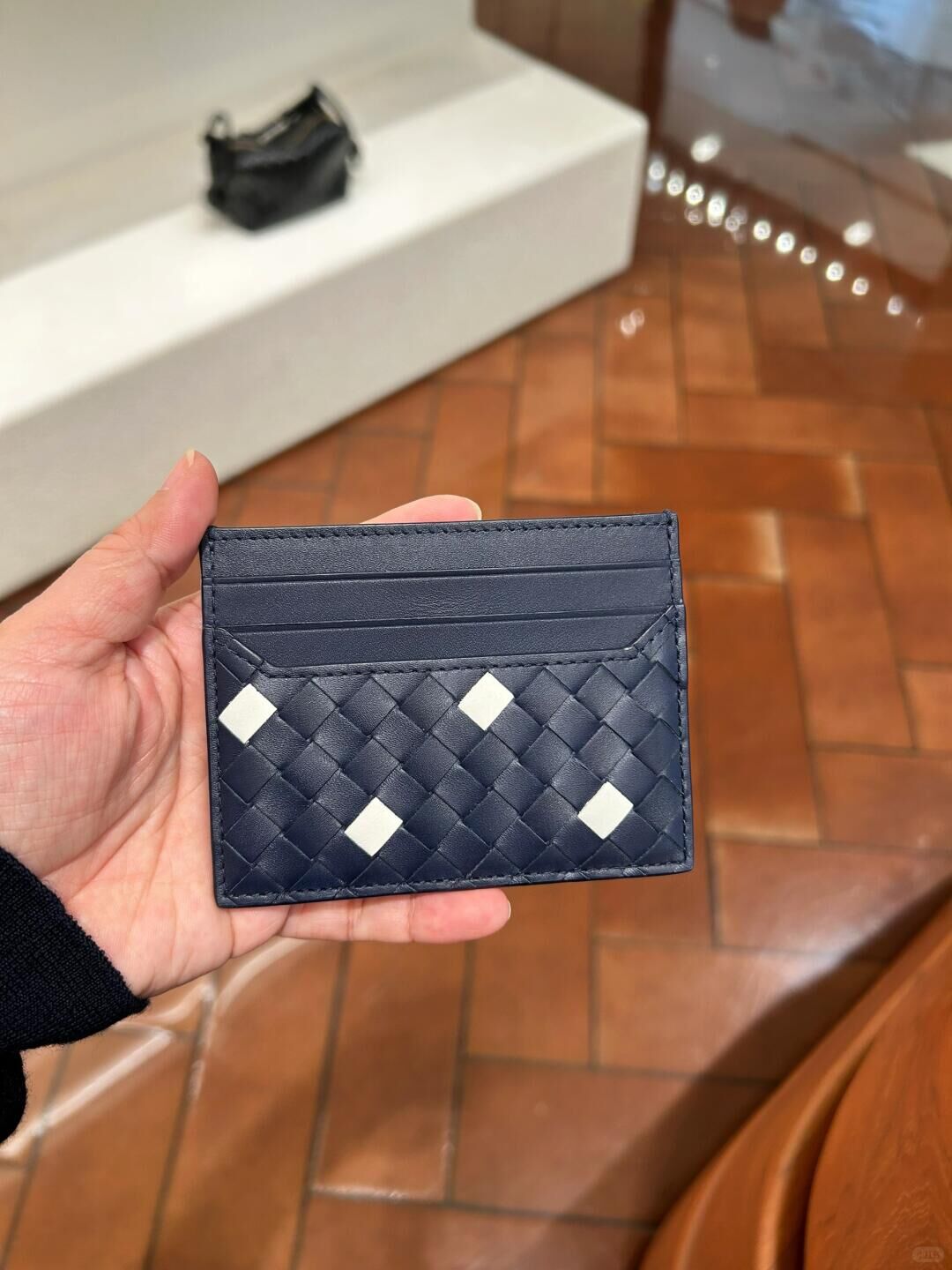 【預購】Bottega Veneta S072708 雙色編織卡套 (深藍色拼白色)