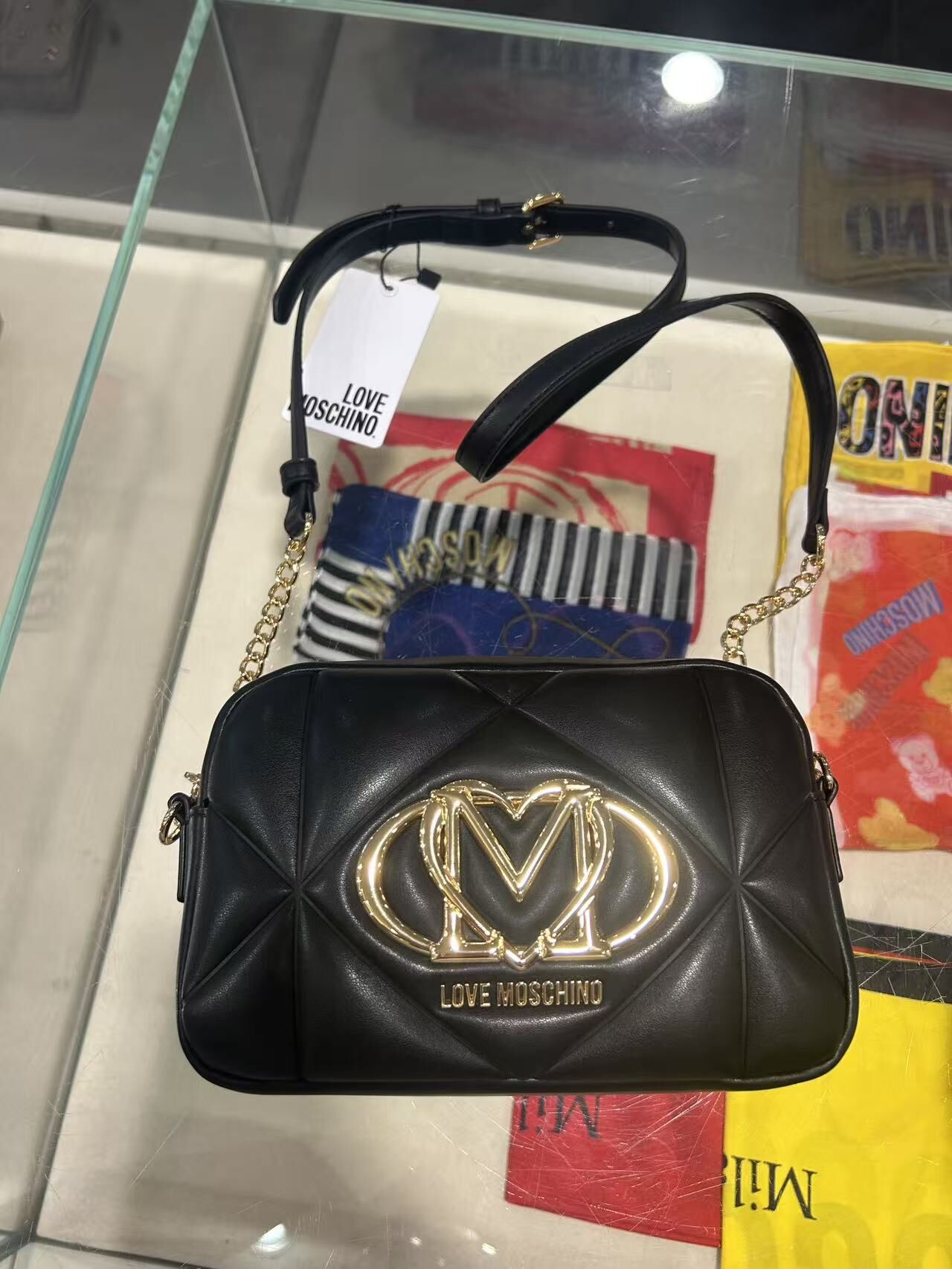 LYS02154 Love Moschino 金色字母Logo皮鏈斜揹袋