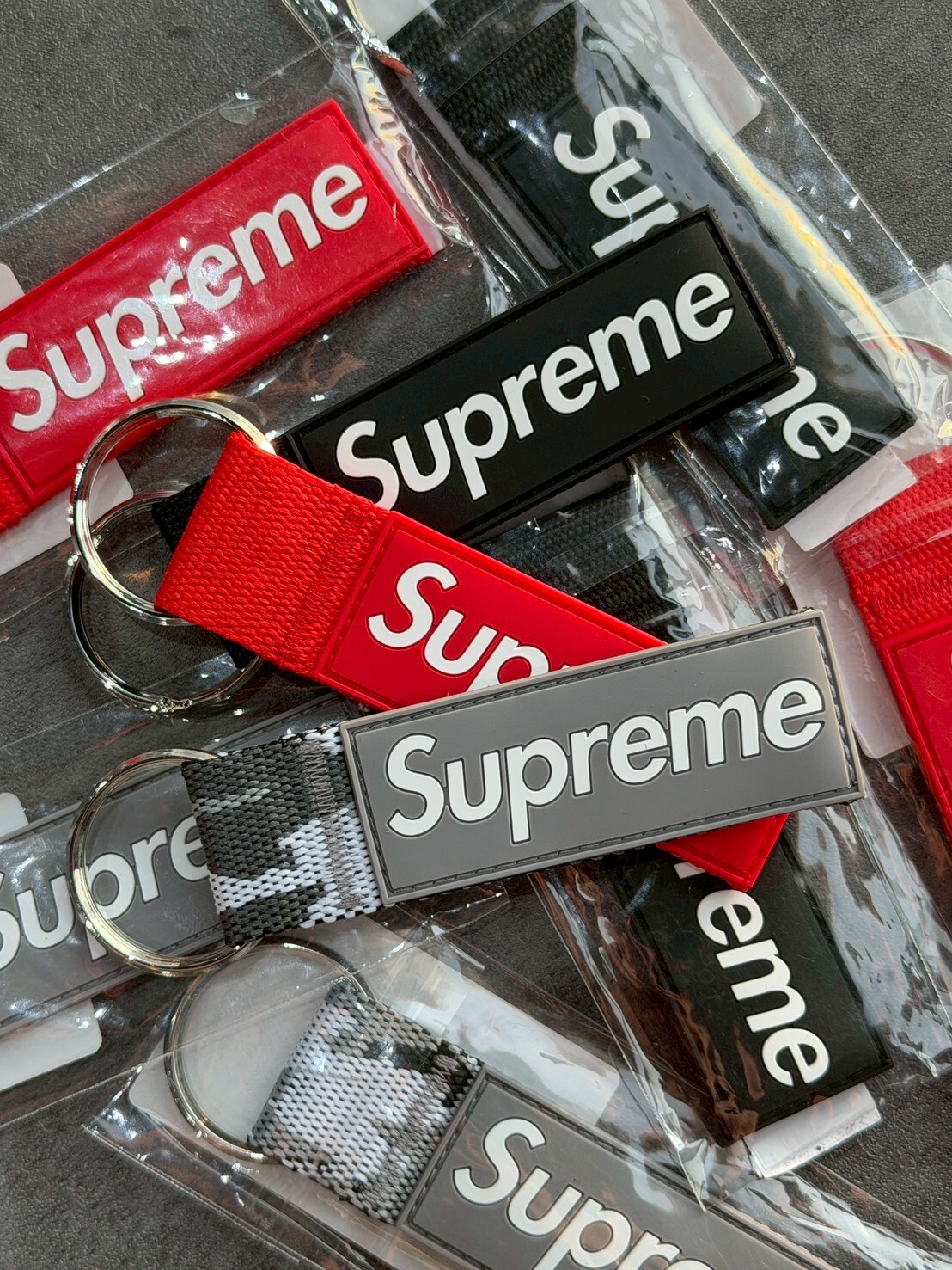 SUPREME WEBBING KEYCHAIN 膠印Logo 鑰匙圈