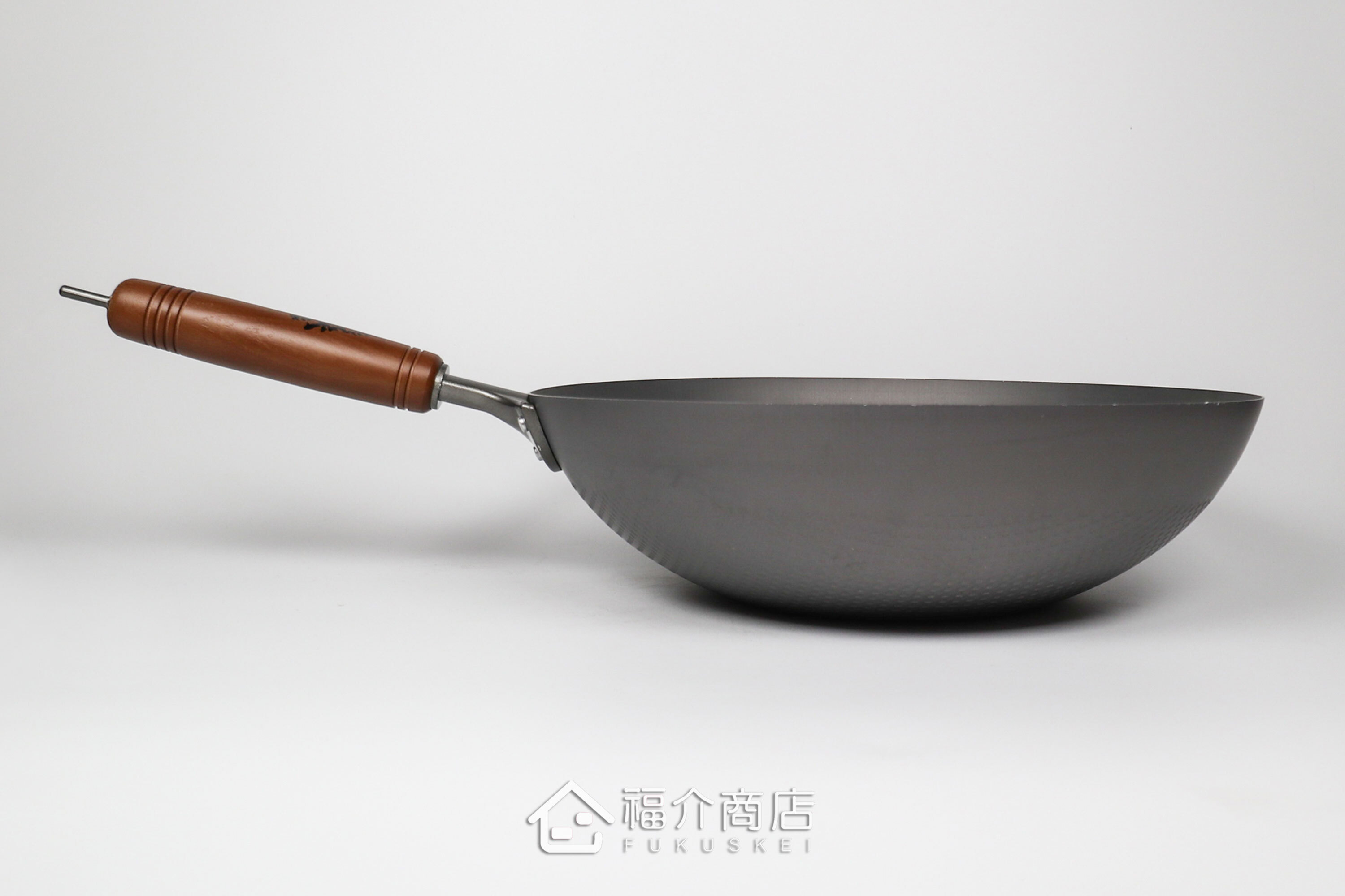木柄手把的窒化鐵炒鍋