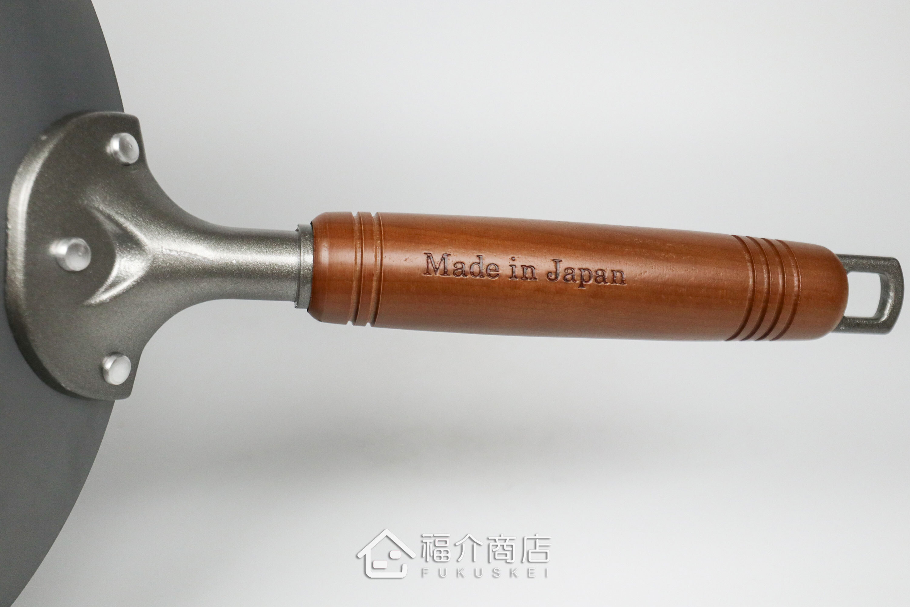 木柄手把的窒化鐵炒鍋