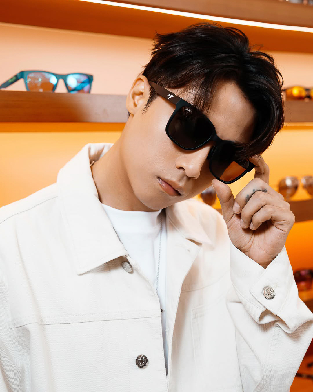 MIRROR 成員 Anson Kong 江𤒹生佩戴 Maui Jim 標誌性經典太陽眼鏡