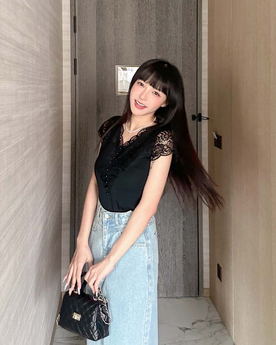 LINA LINA高雅輕語蕾絲滾邊珍珠排釦上衣-貴氣黑