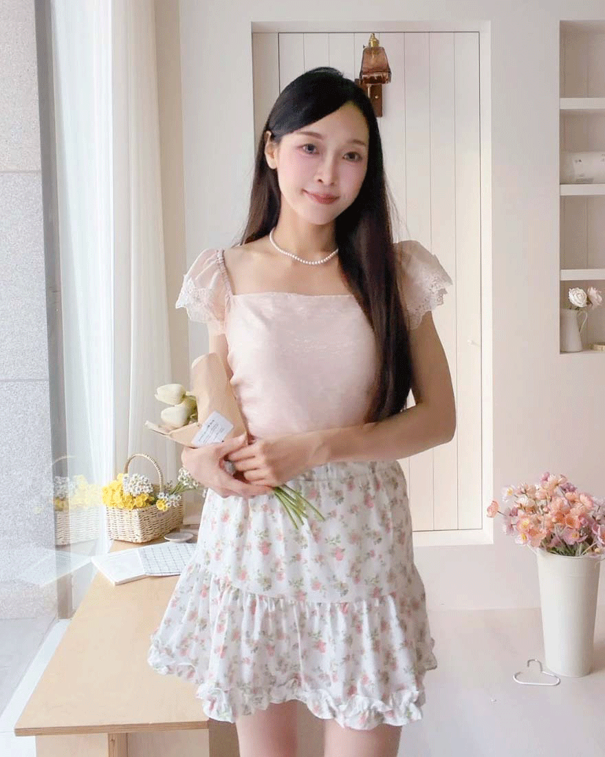 LINA LINA唯美芬香滿版花朵荷葉滾邊鬆緊短裙-甜美白