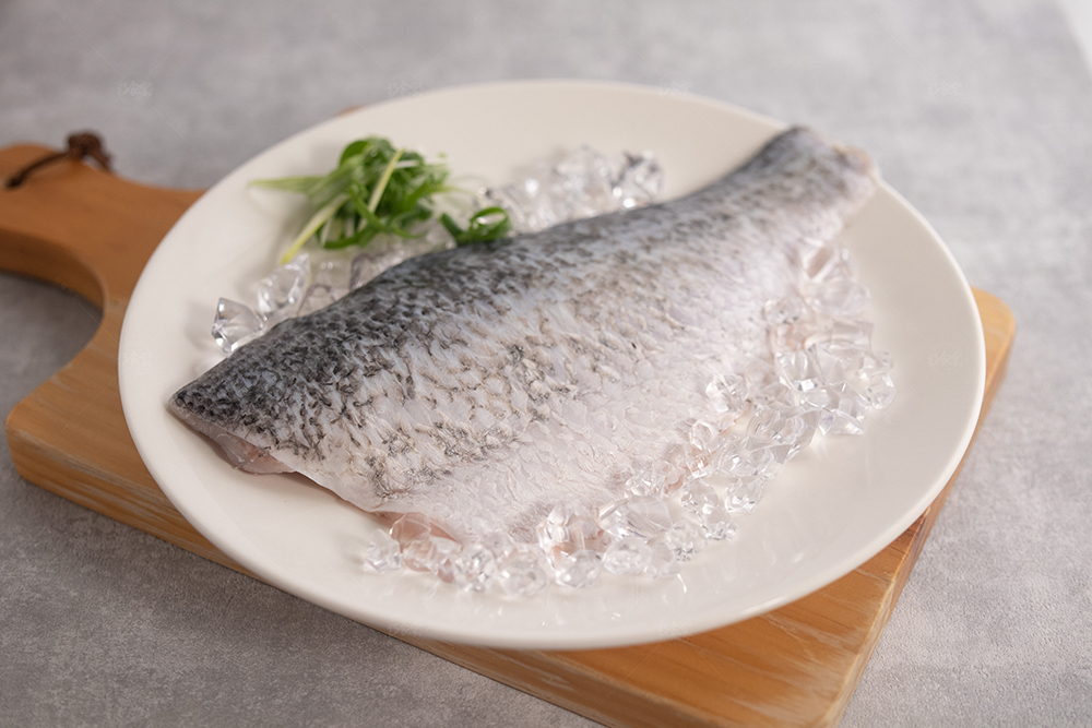 嚴選高品質鱸魚,無腥味、無土味,肉質鮮美細嫩,口感極佳。經切片處理後,料理更加快速方便,可以清蒸、乾煎、紅燒等,且鱸魚營養豐富、易於人體吸收,因此也非常適合用來熬煮魚湯美味又補身!