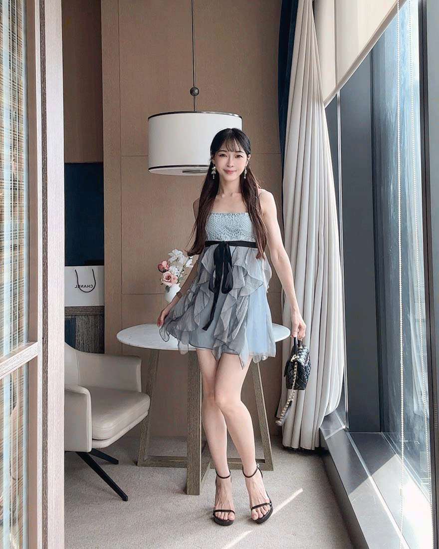 LINA LINA典雅花漾蕾絲垂墜荷葉蝴蝶結洋裝-質感灰藍