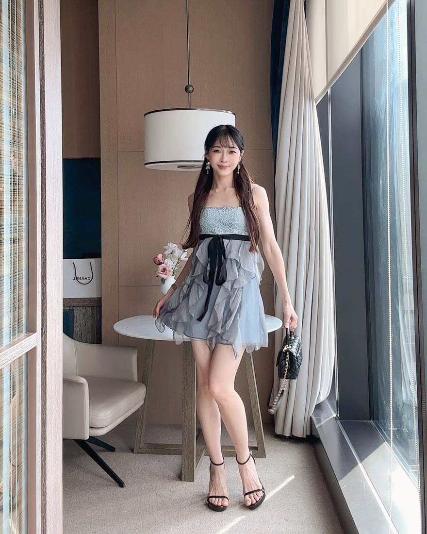 LINA LINA典雅花漾蕾絲垂墜荷葉蝴蝶結洋裝-質感灰藍