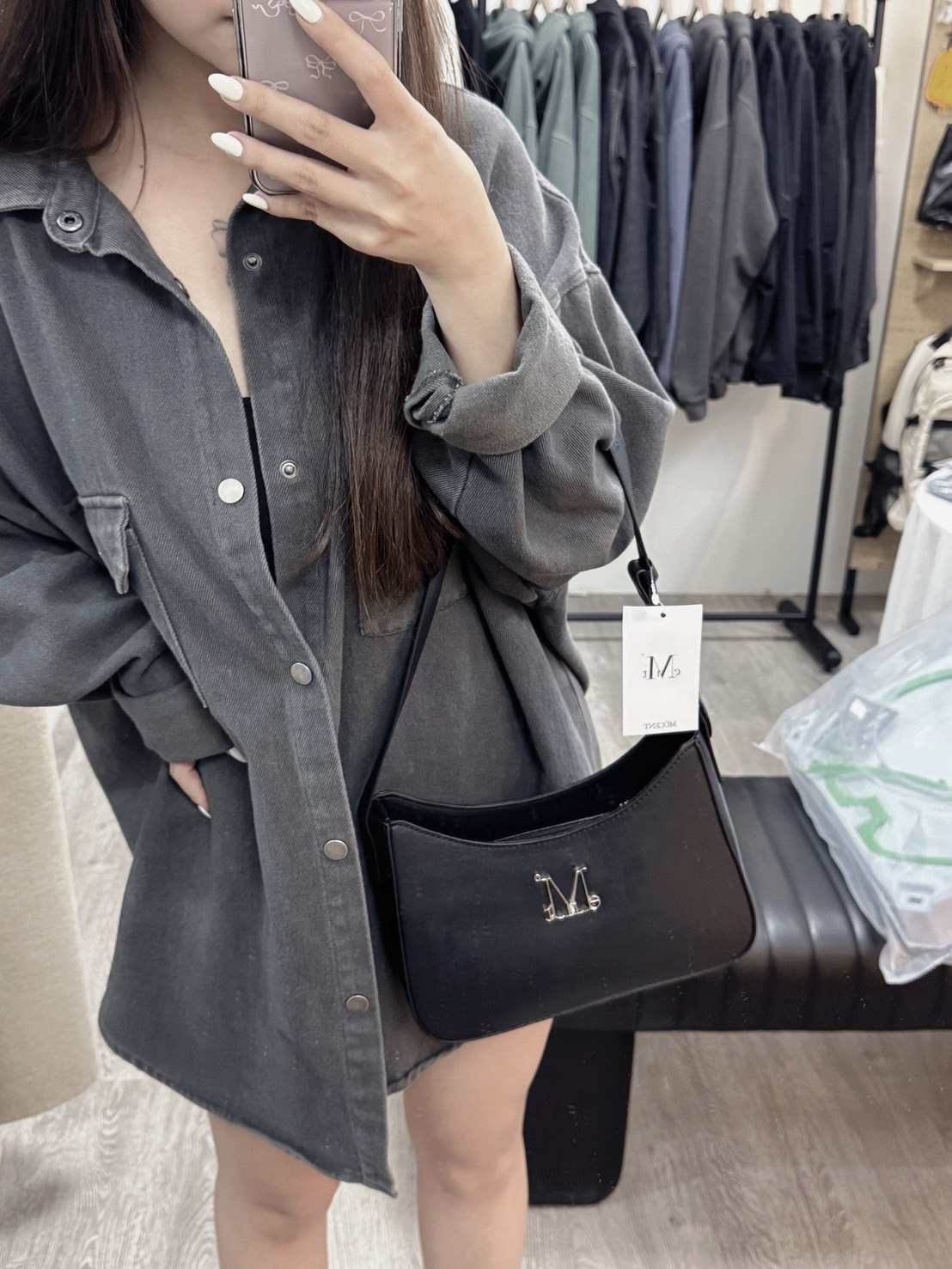 【OWN】Mucent 皮革 單肩包 側背 手提 金屬 LOGO 手拿包 男女通用 黑色