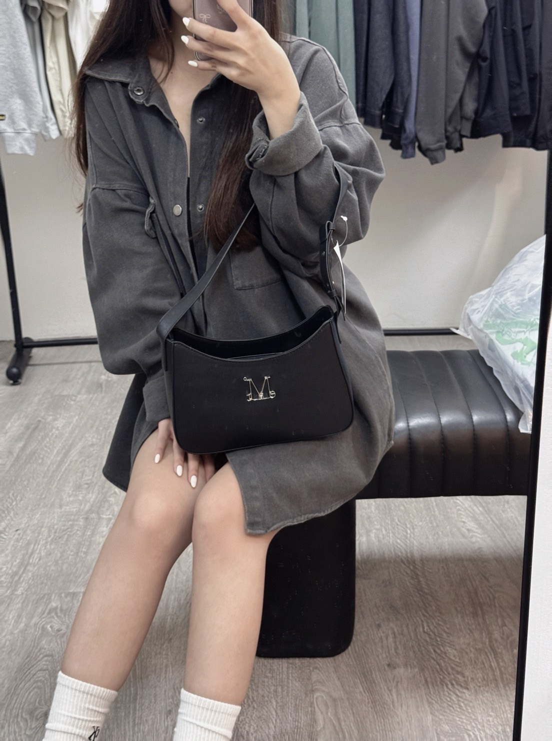 【OWN】Mucent 皮革 單肩包 側背 手提 金屬 LOGO 手拿包 男女通用 黑色