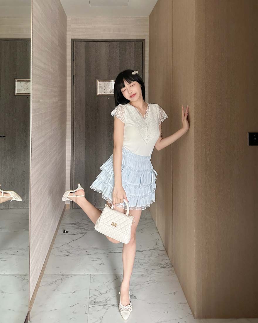 LINA LINA俏麗甜意緞帶蝴蝶結蕾絲滾邊短裙-天空藍