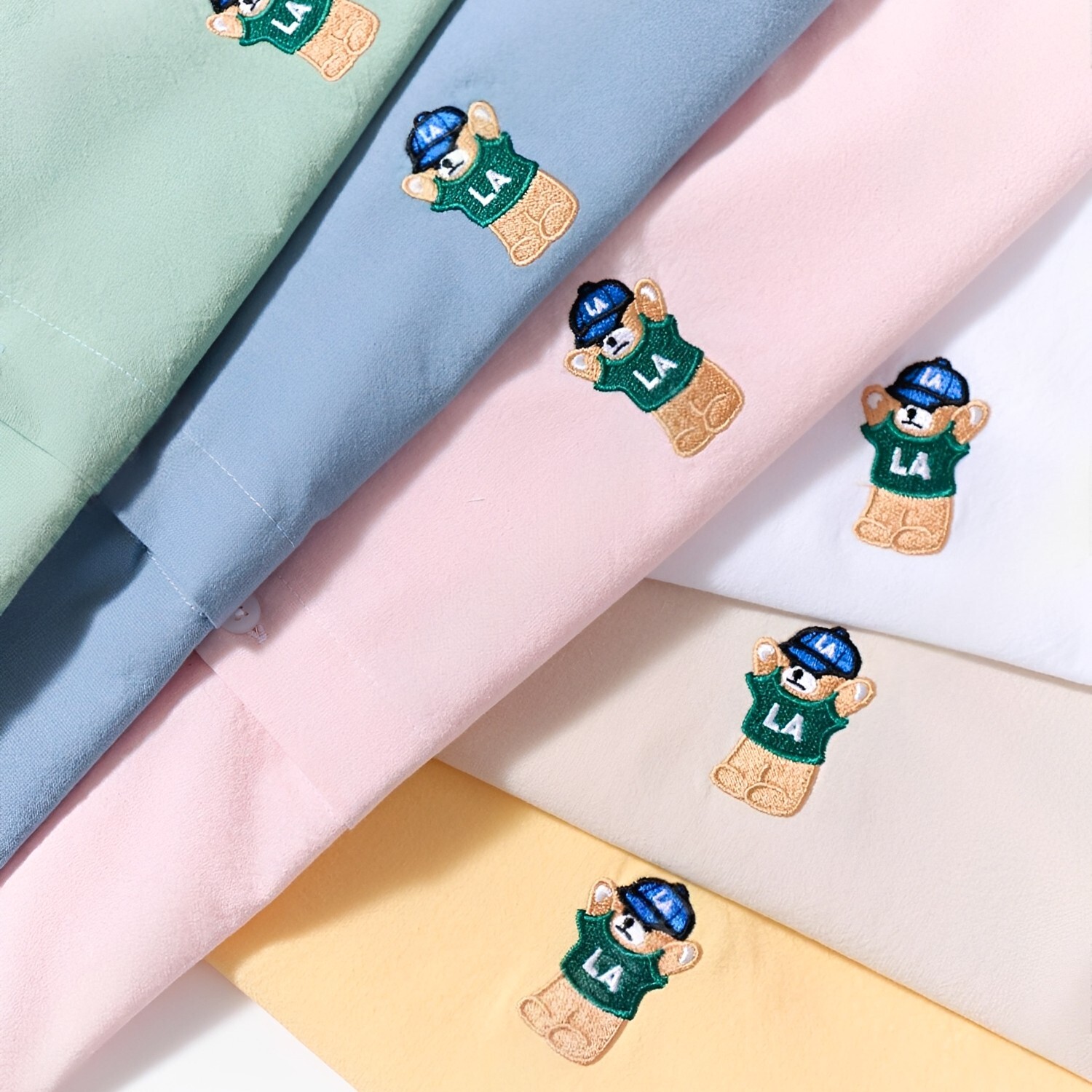 小熊刺繡短袖襯衫六色布料堆疊特寫 THankus
