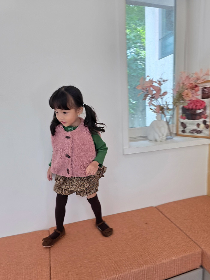 正韓秋COLOR 兩色牛角扣花苞背心