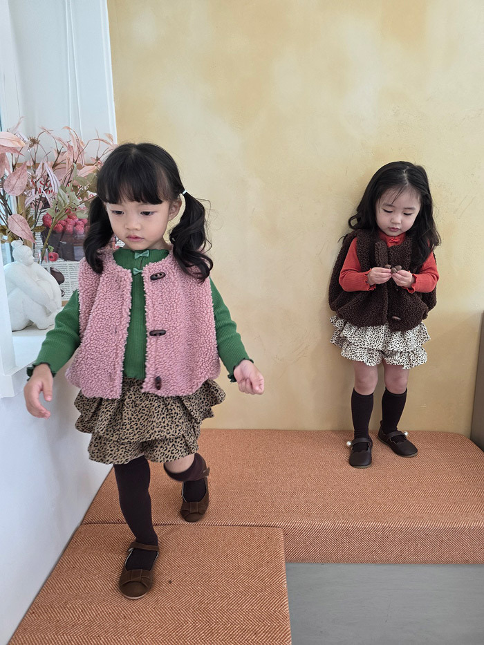 正韓秋COLOR 兩色牛角扣花苞背心