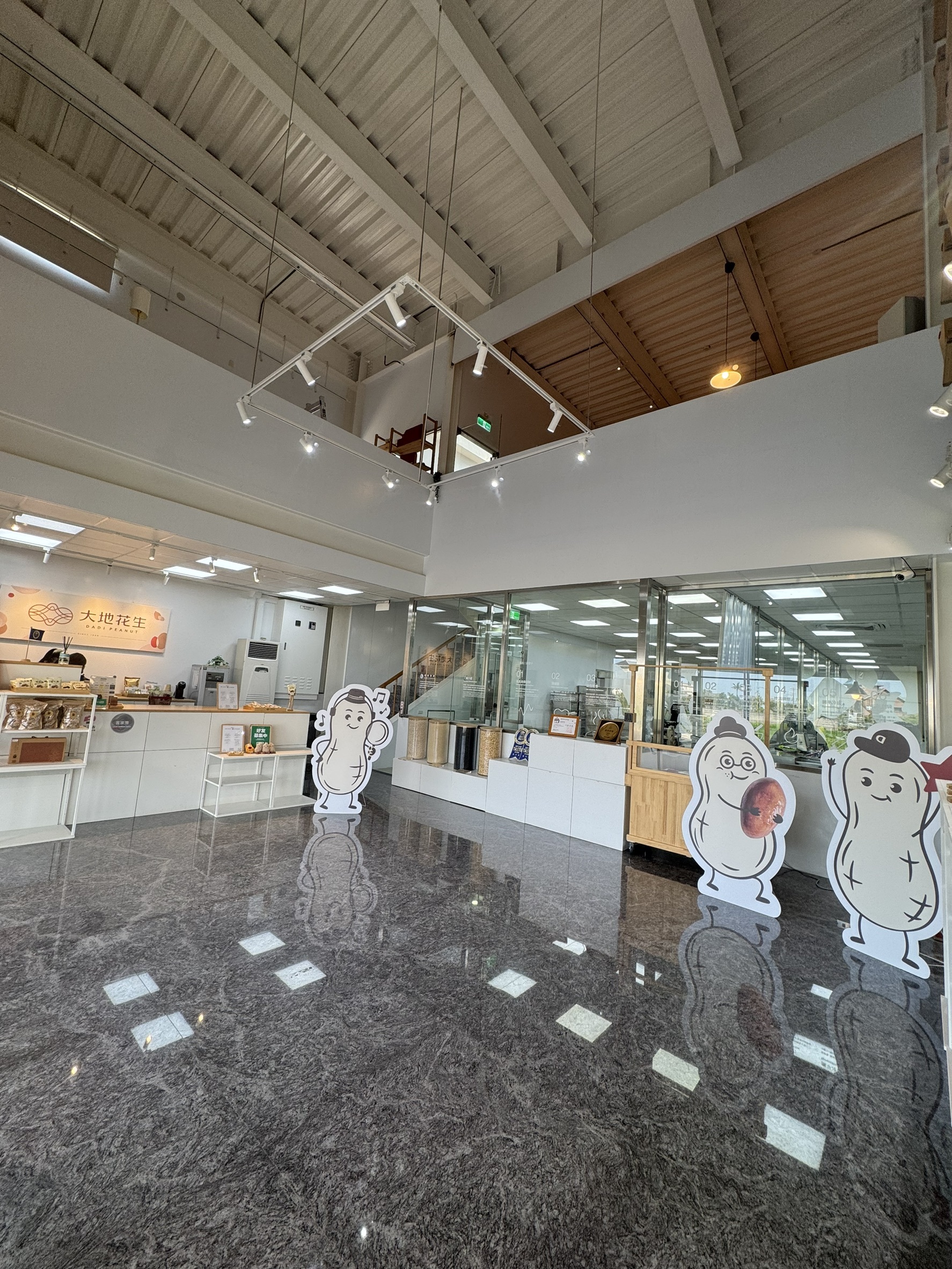 大地花生新屋工廠明亮透明的展示空間