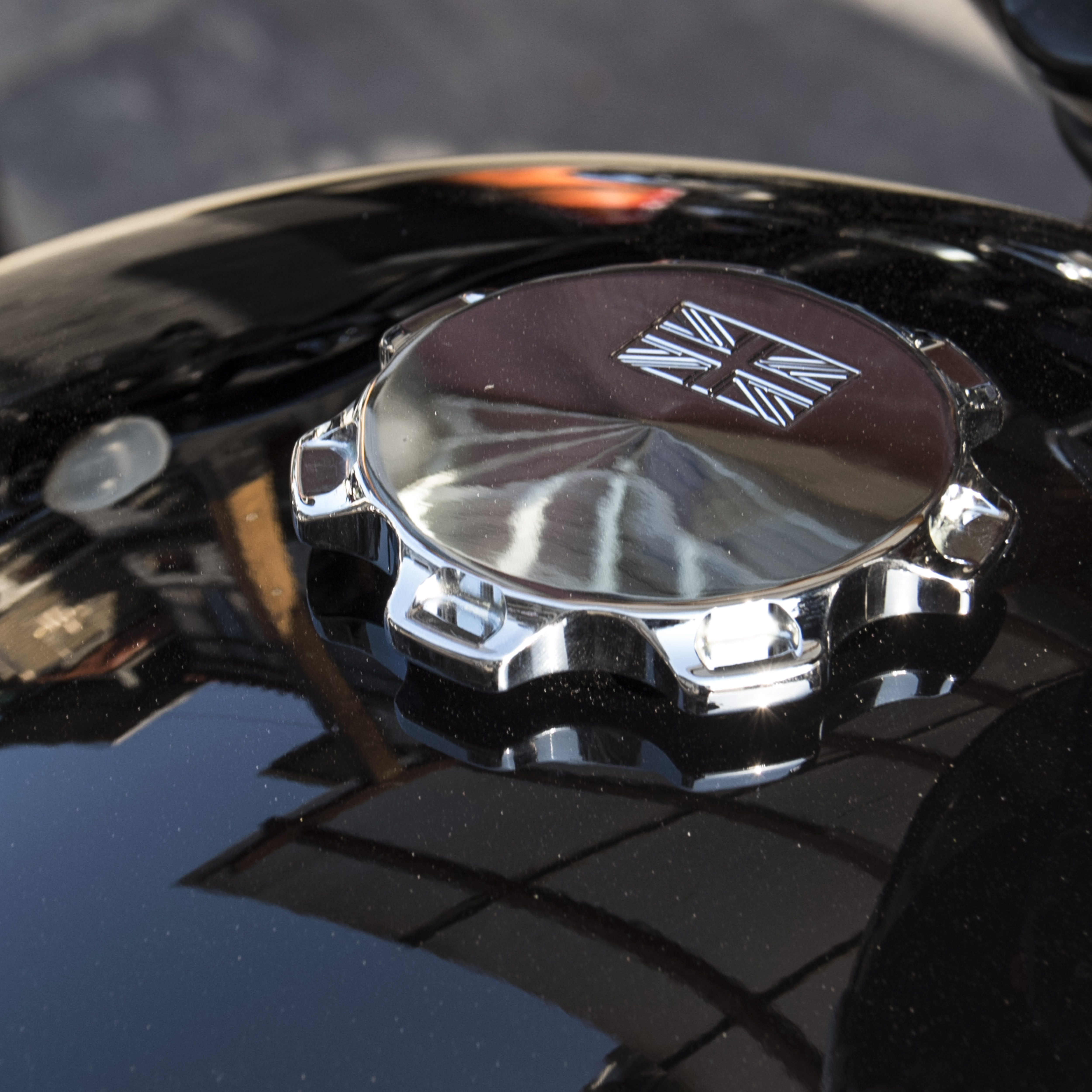 Joker Machine Triumph Gas cap - UNION JACK Chrome