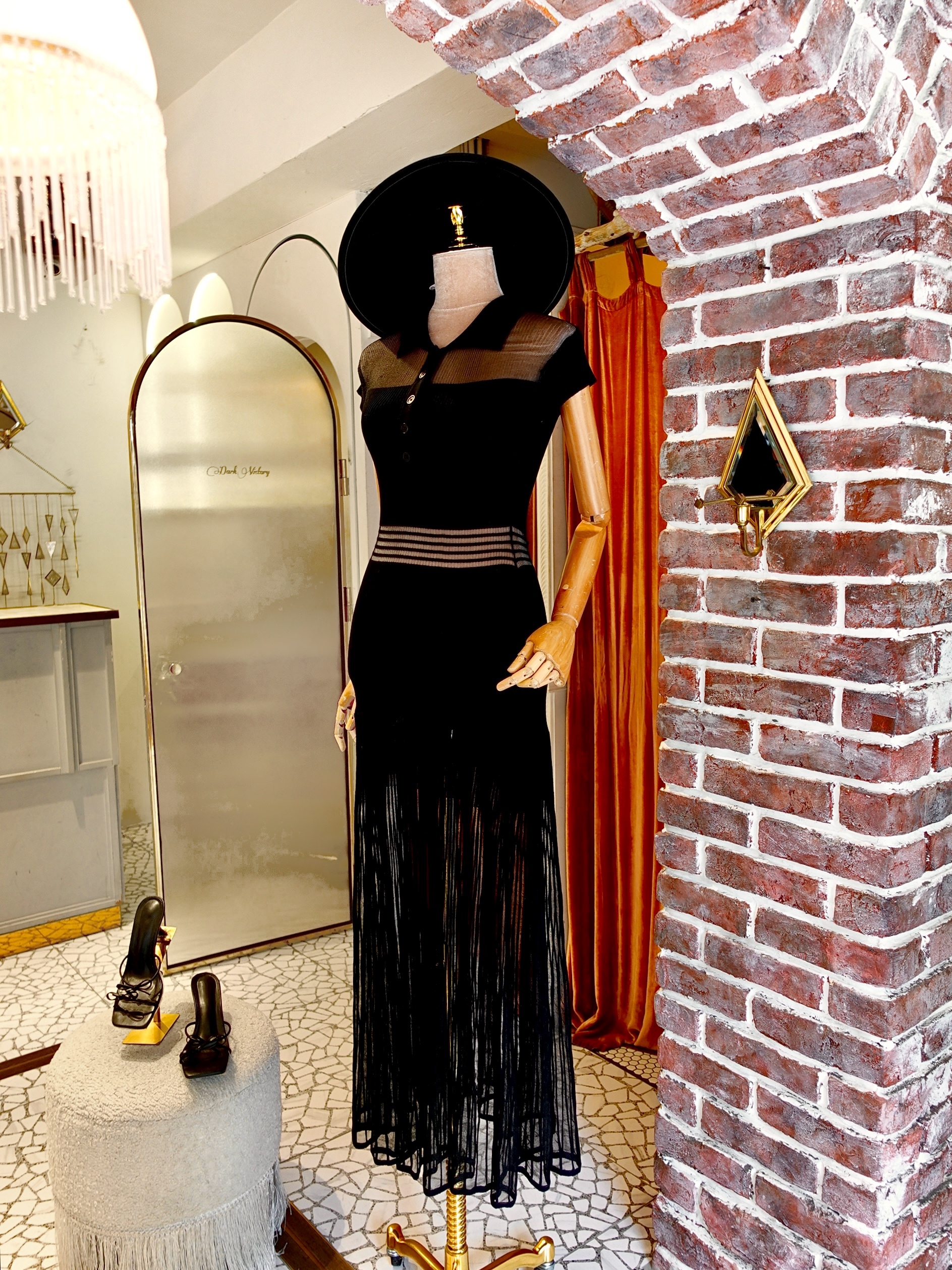 Black Ave.黑色鈕扣透紗飾Maxi Dress