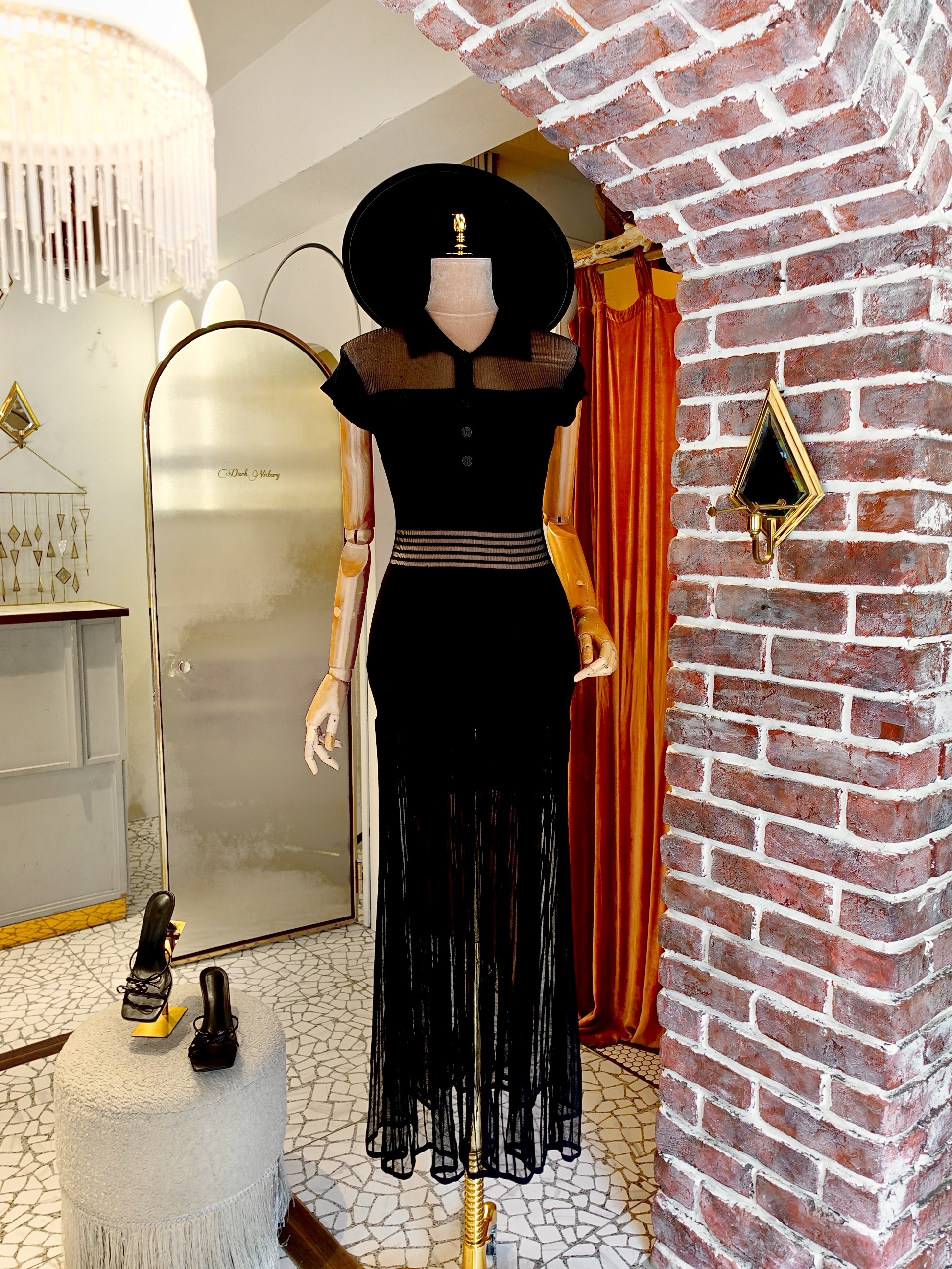 Black Ave.黑色鈕扣透紗飾Maxi Dress