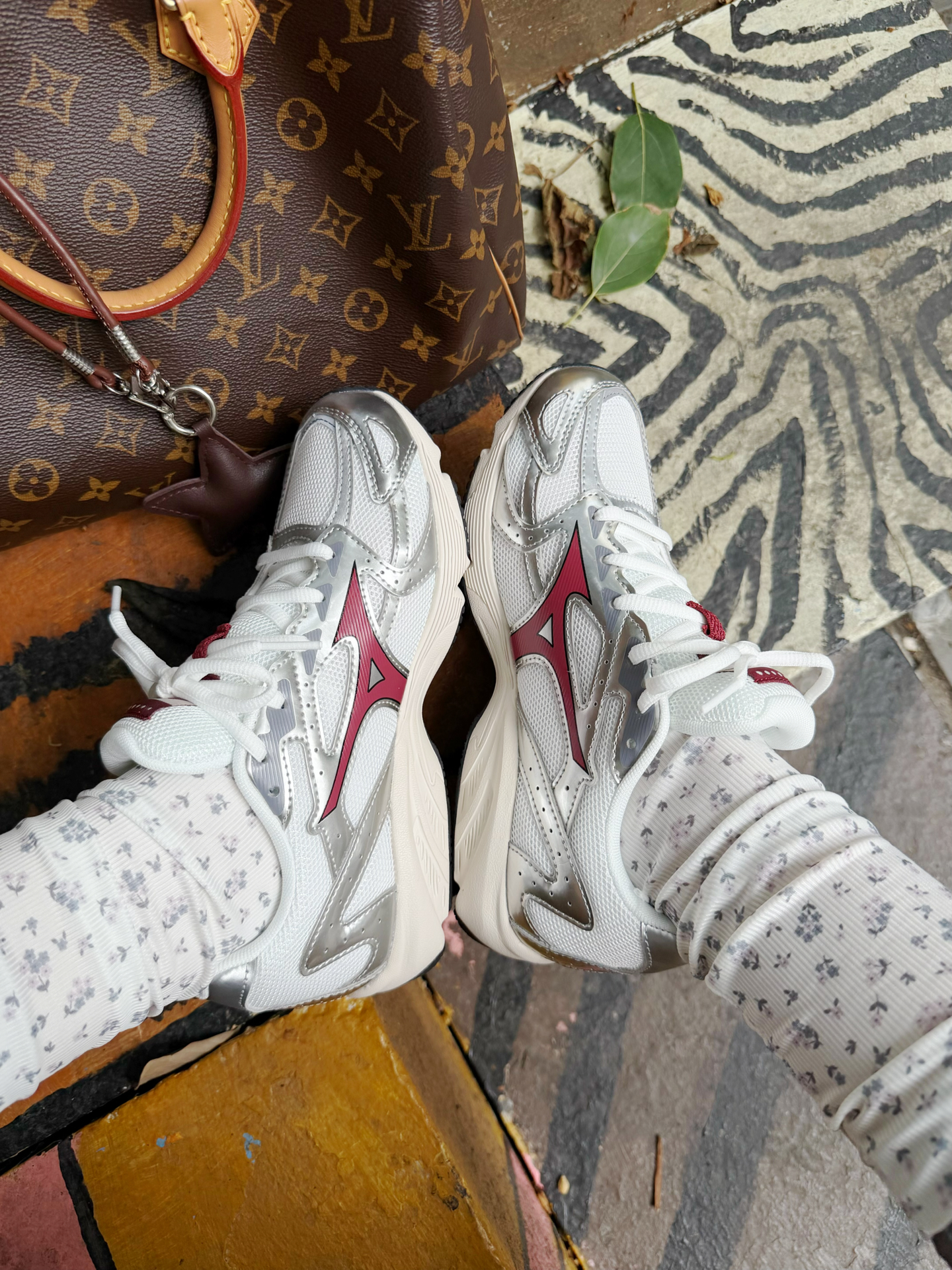 代購-Mizuno SPARK CN III 復古 撞色 機跑鞋 男女同款 瓷白紅色 D1GH242812