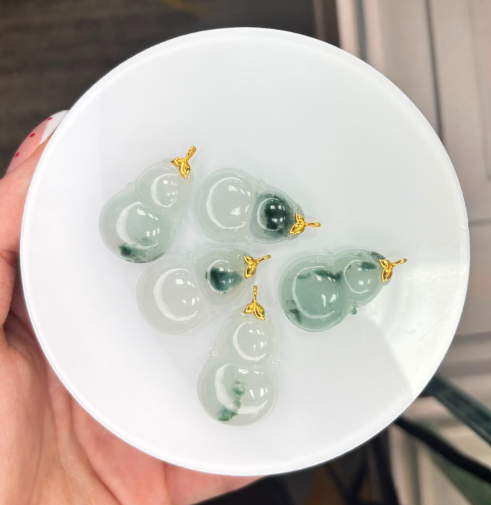AB260708 - A22 翡翠冰飄花葫蘆吊墜（一物一證書）（9月底到貨只限尖沙咀門店自取不包郵）
