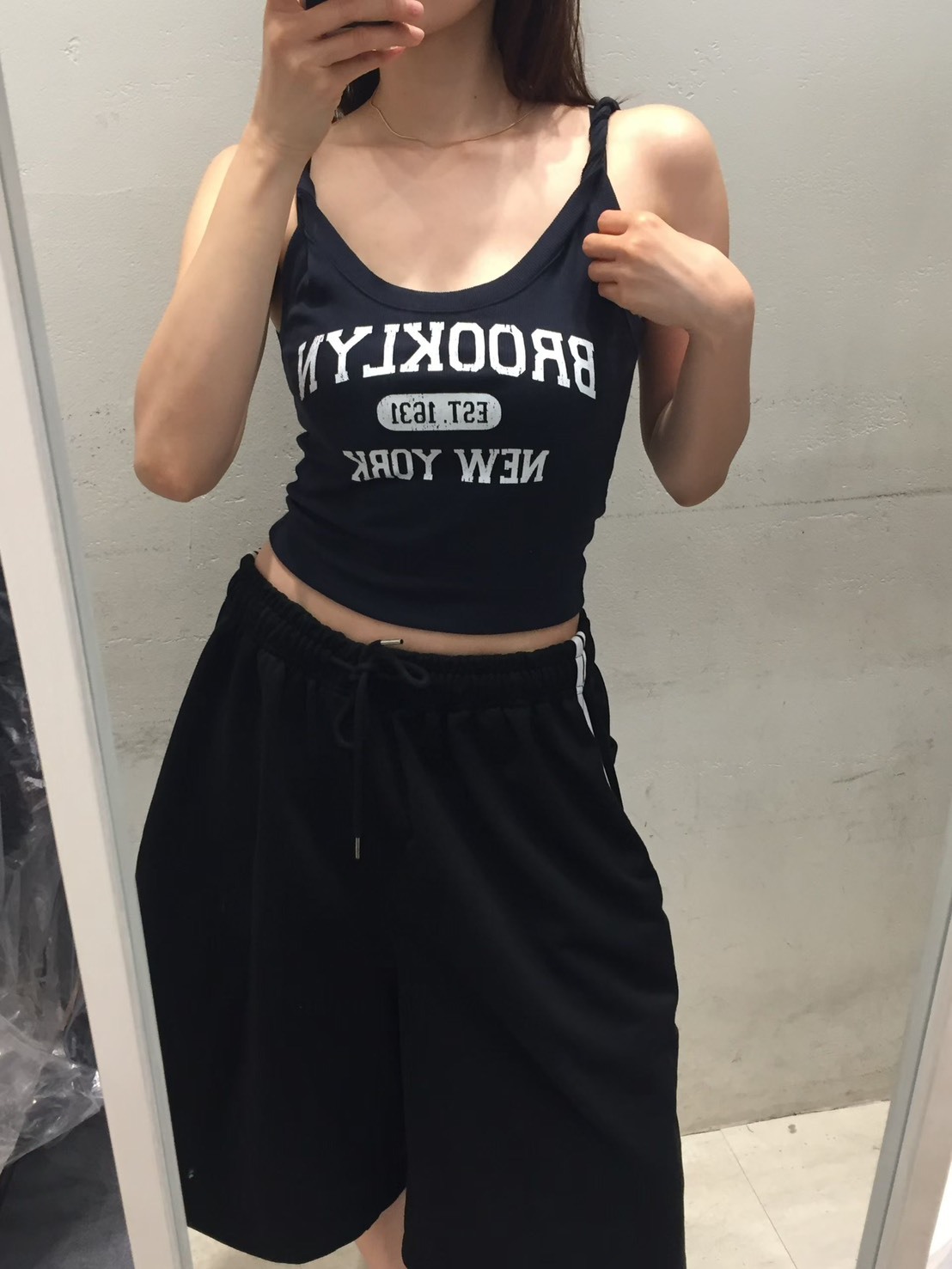 扭轉肩帶短背心