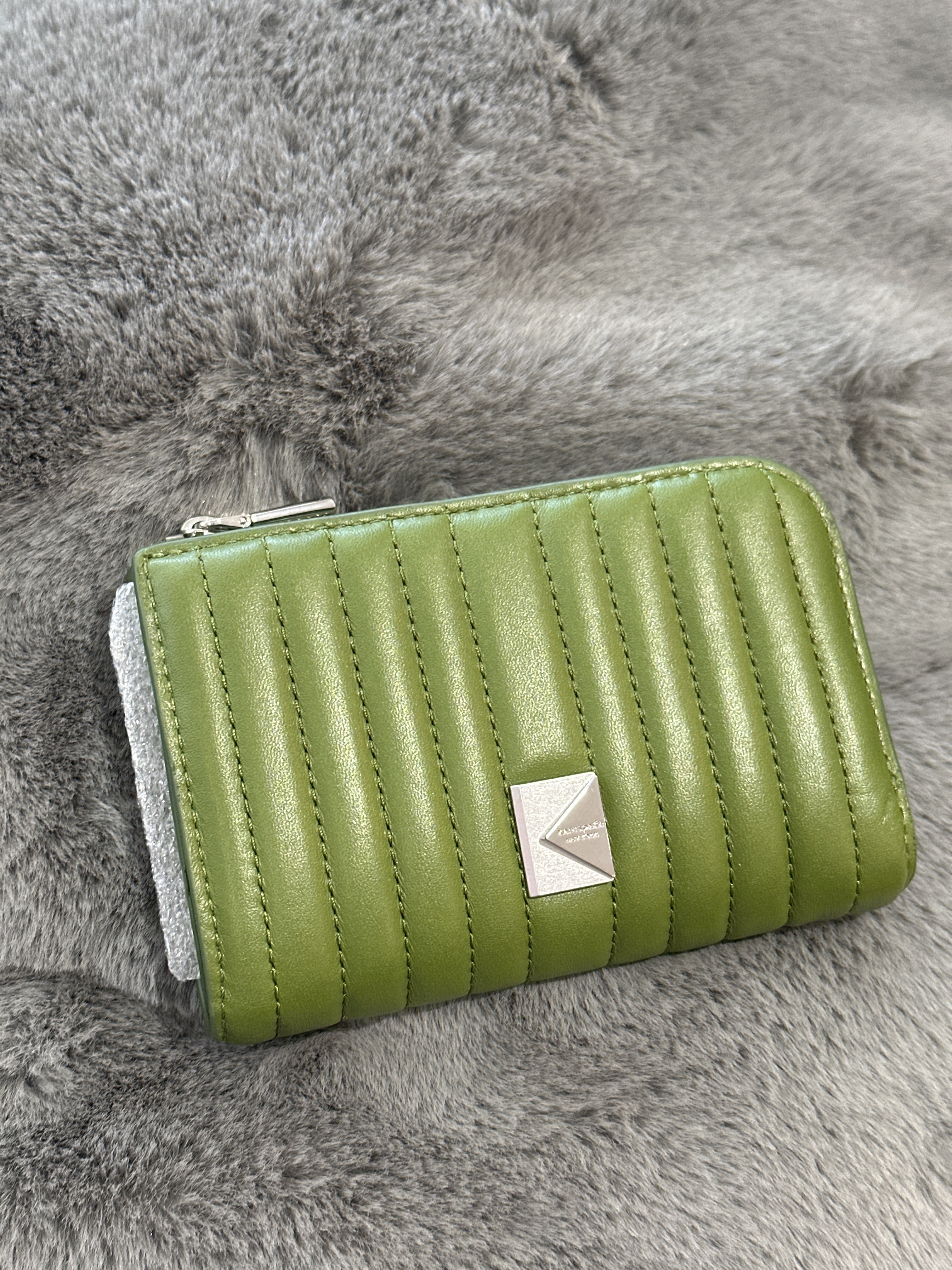 UQ02 KS 專門店 橄欖綠色壓線中銀包 Deco Quilted Compact Wallet