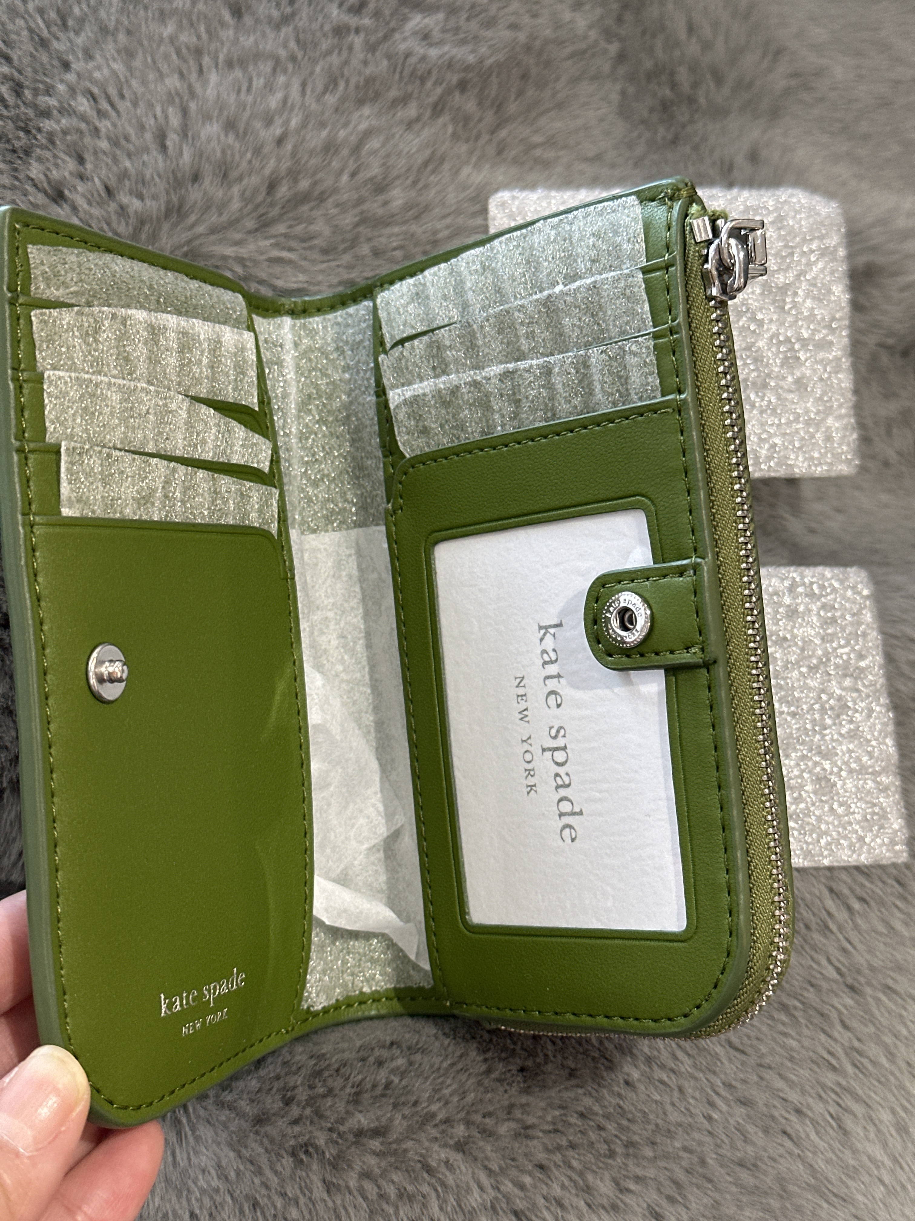 UQ02 KS 專門店 橄欖綠色壓線中銀包 Deco Quilted Compact Wallet