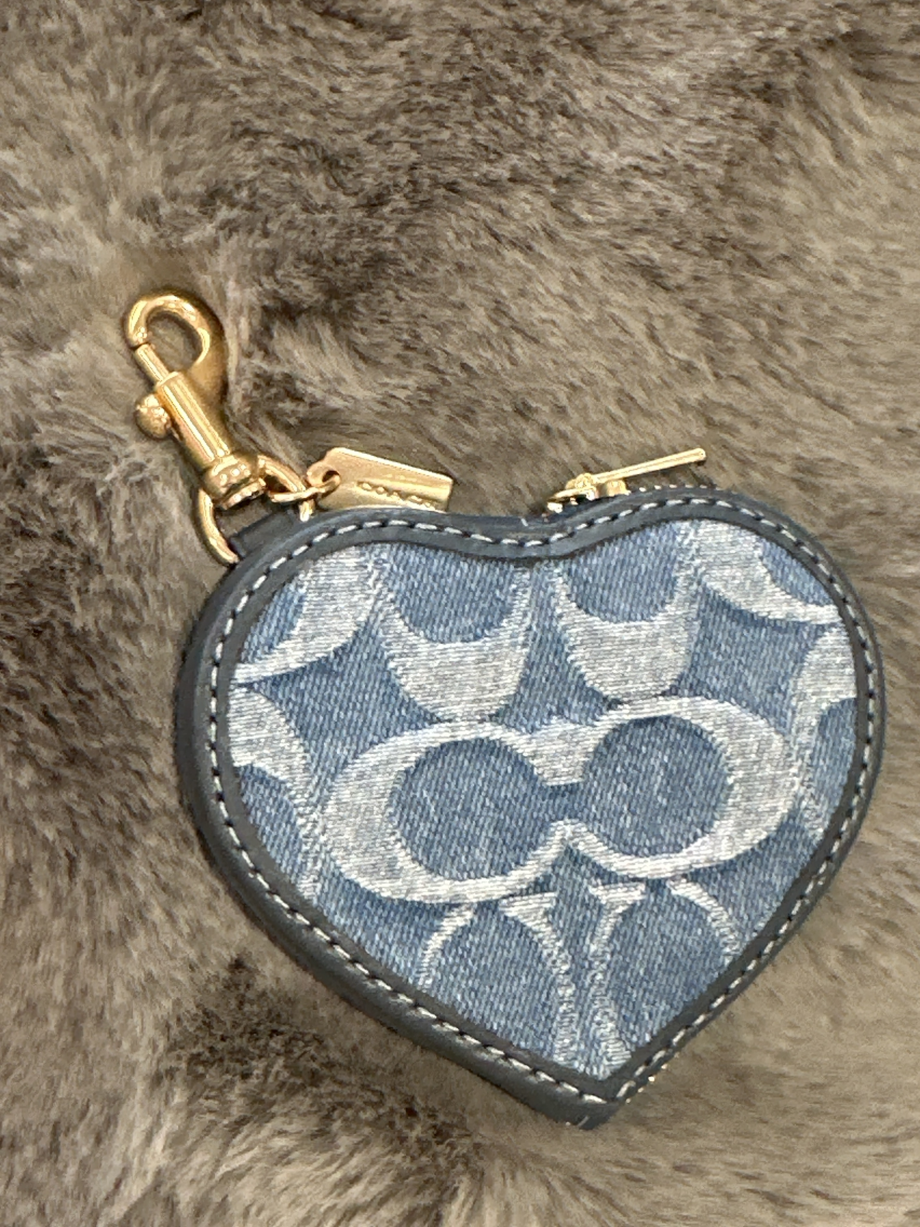 UQ09 CO 心心牛仔布吊飾包Heart Bag Charm In Signature Denim