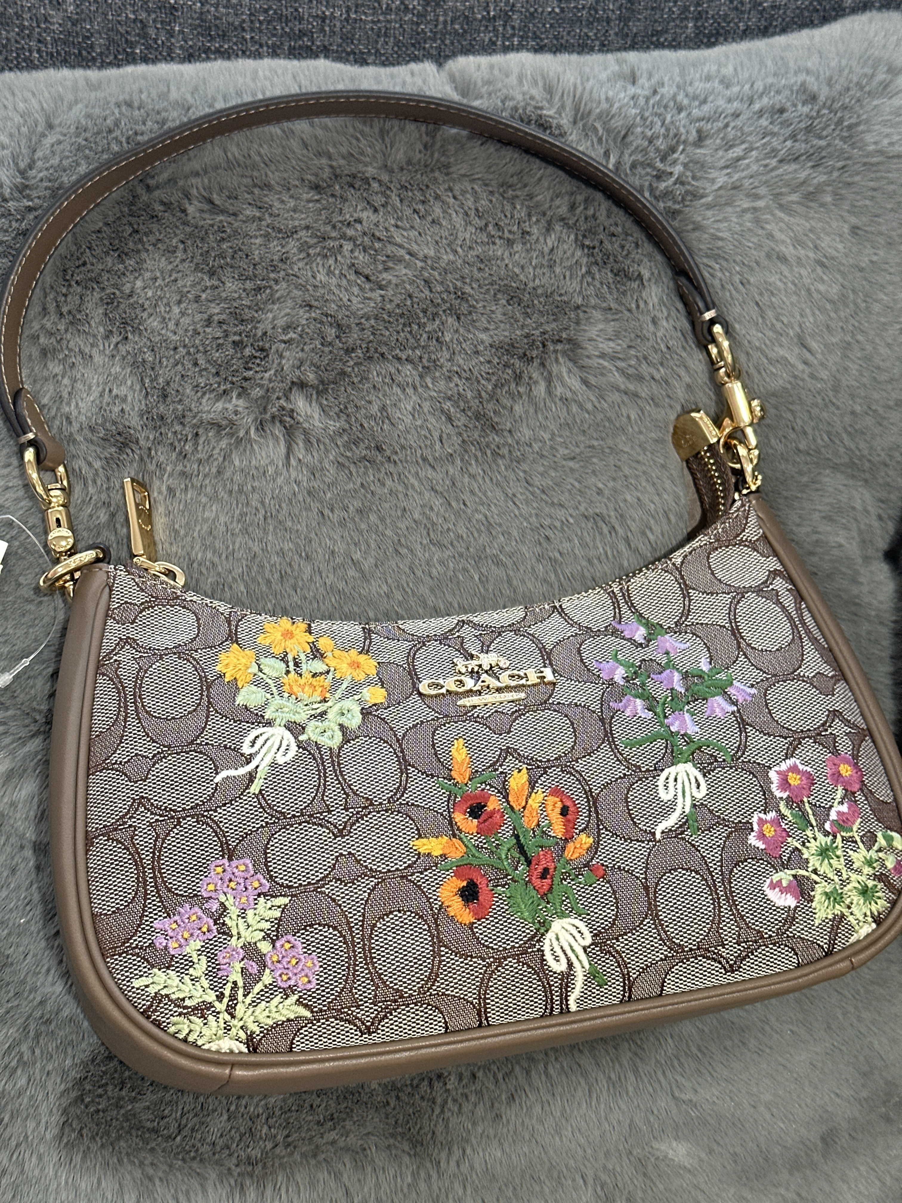 UQ10 CO 繍花LOGO單肩包連活動長肩帶Teri Shoulder Bag In Signature Jacquard With Floral Embroidery