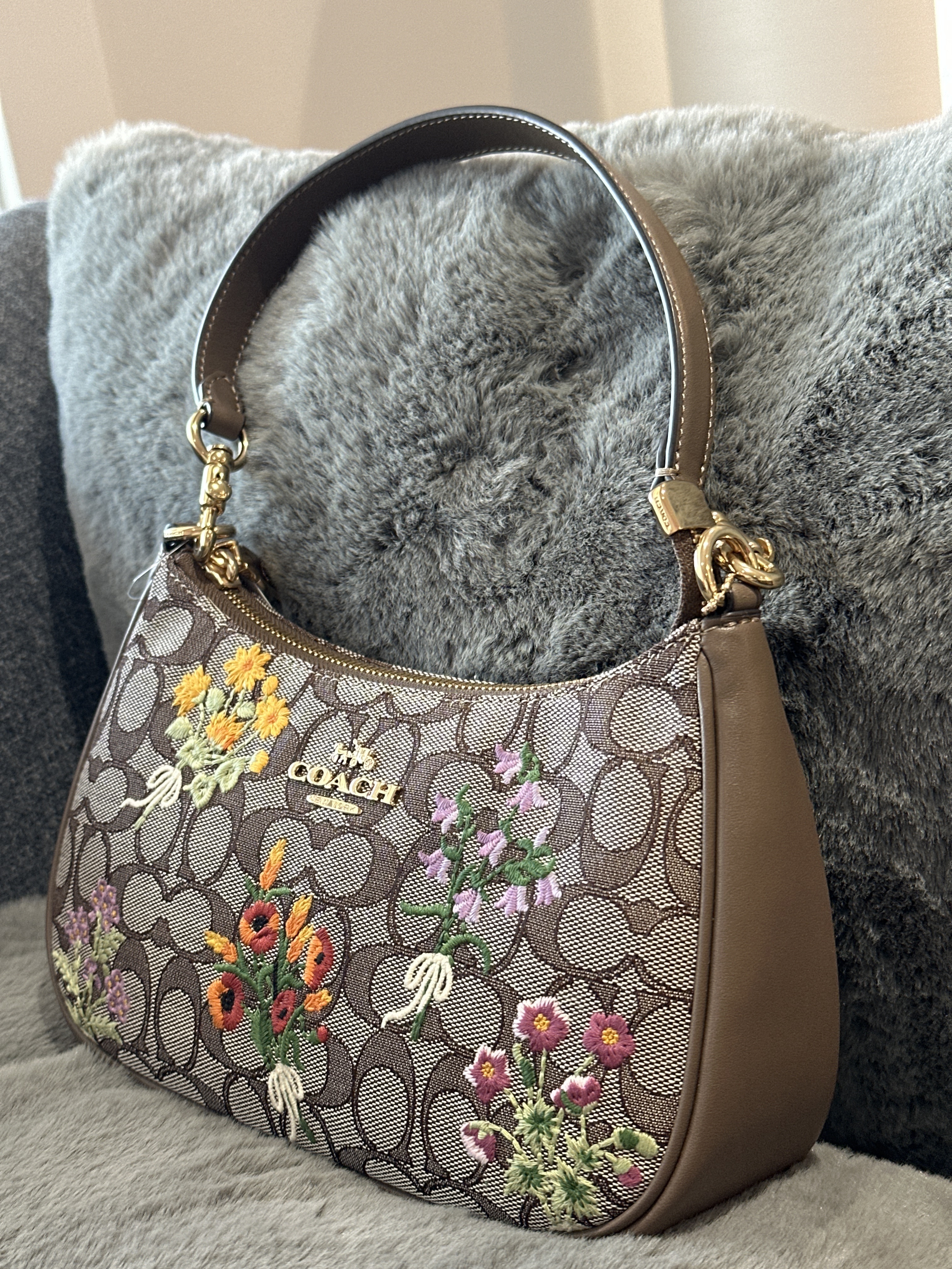 UQ10 CO 繍花LOGO單肩包連活動長肩帶Teri Shoulder Bag In Signature Jacquard With Floral Embroidery
