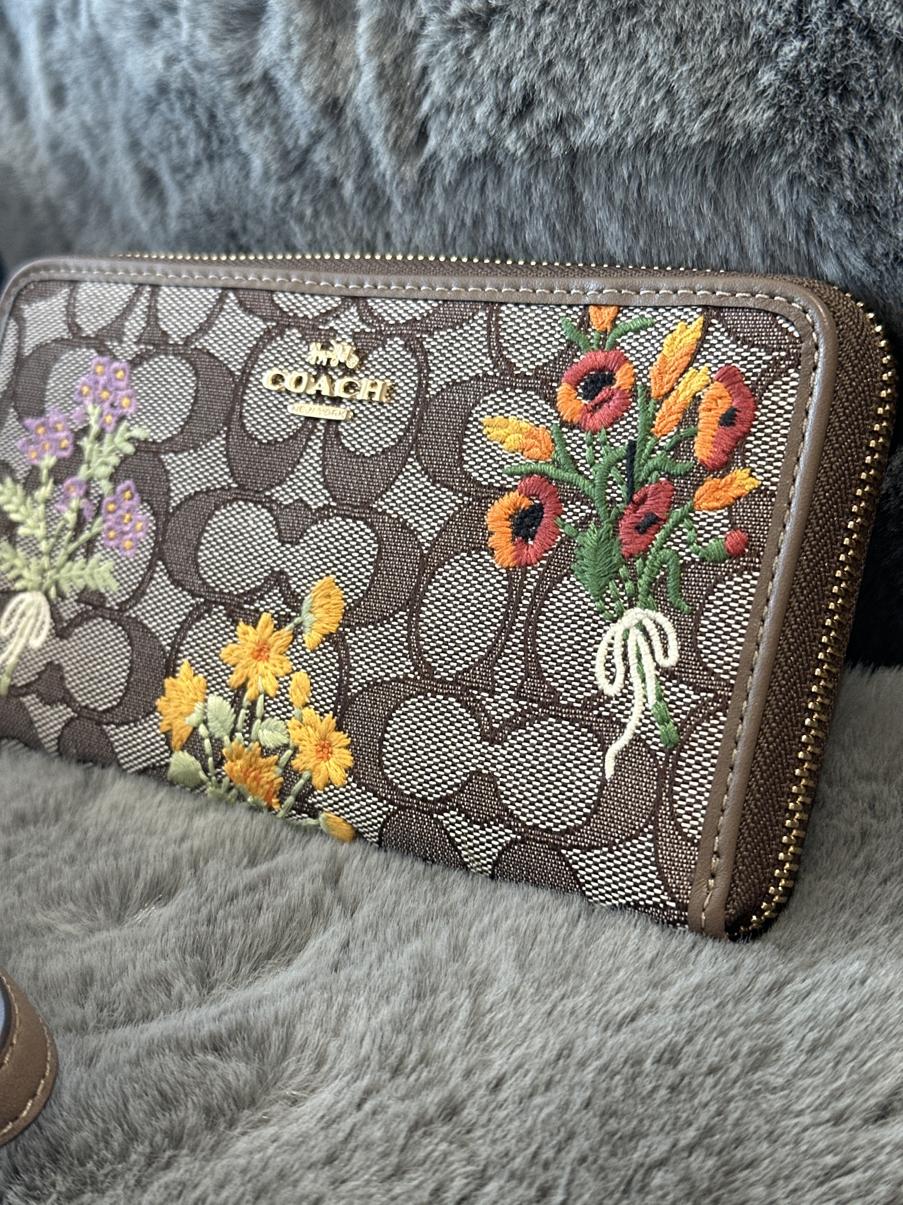 UQ11 CO 繍花LOGO拉鏈長銀包Long Zip Around Wallet In Signature Jacquard With Floral Embroidery