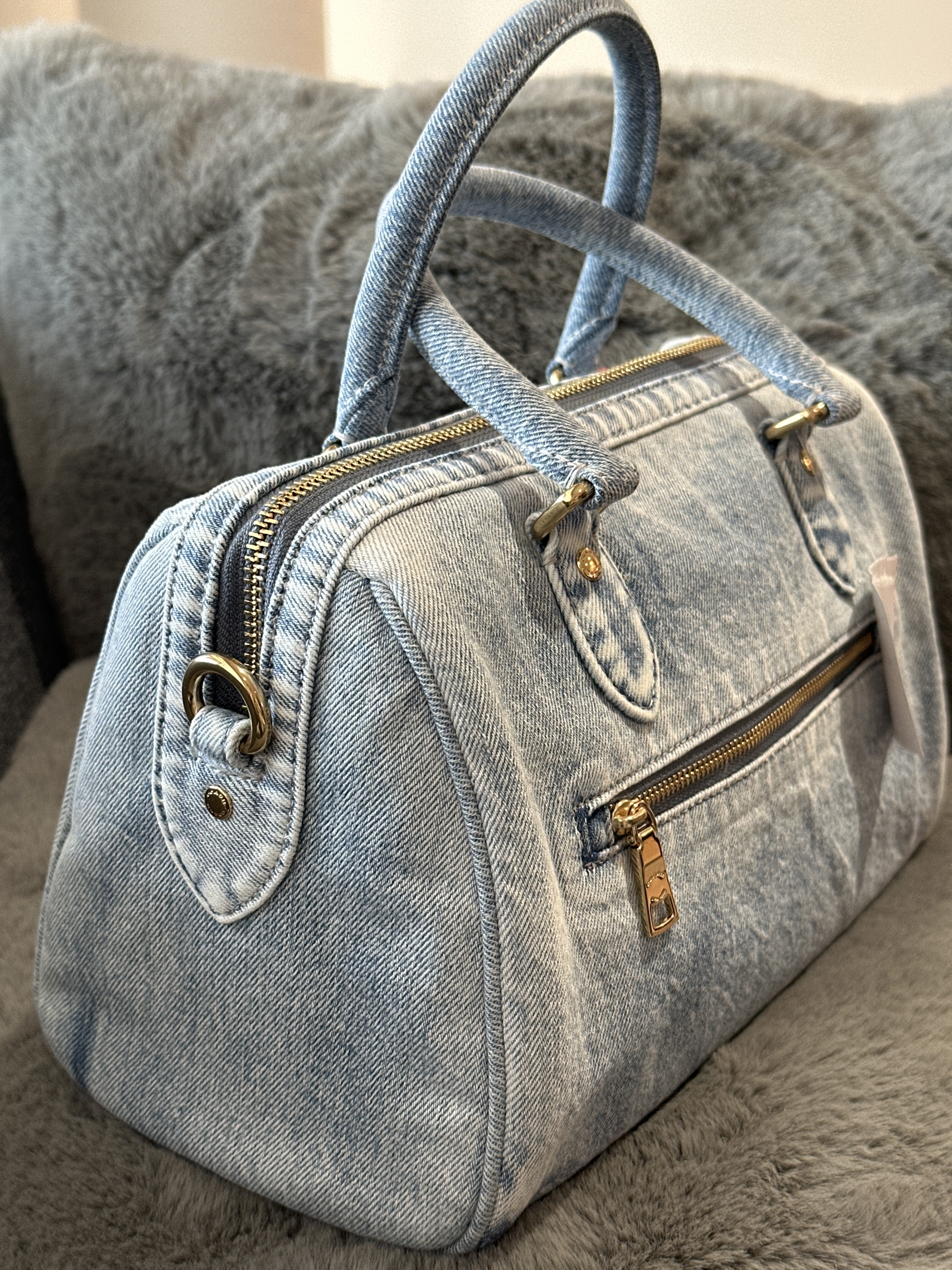 UQ18 CO牛仔布波士頓袋Rowan Satchel Bag In Loved Denim