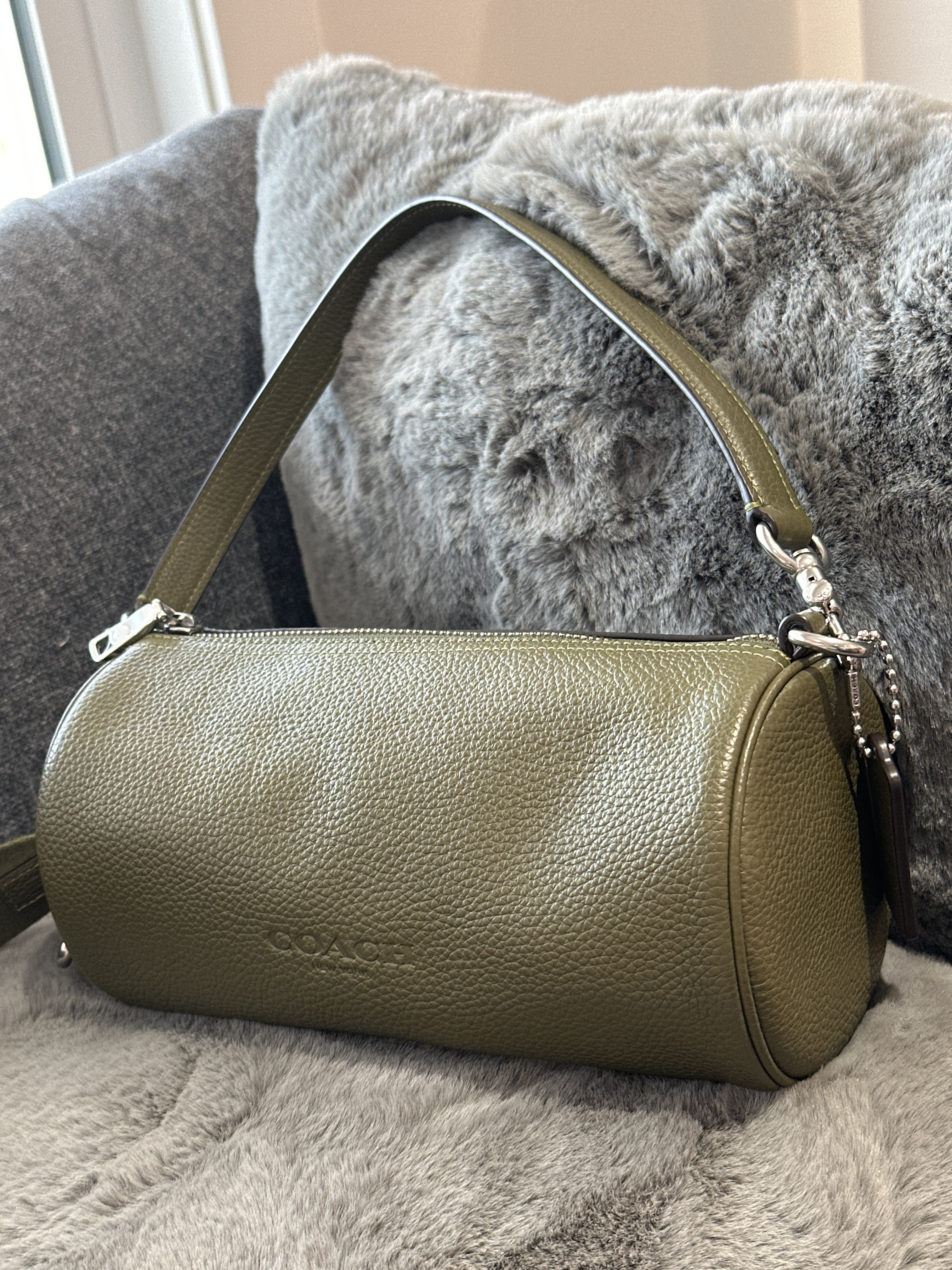 UQ19 CO 橄欖綠色圓筒袋 Andre Barrel Bag 24