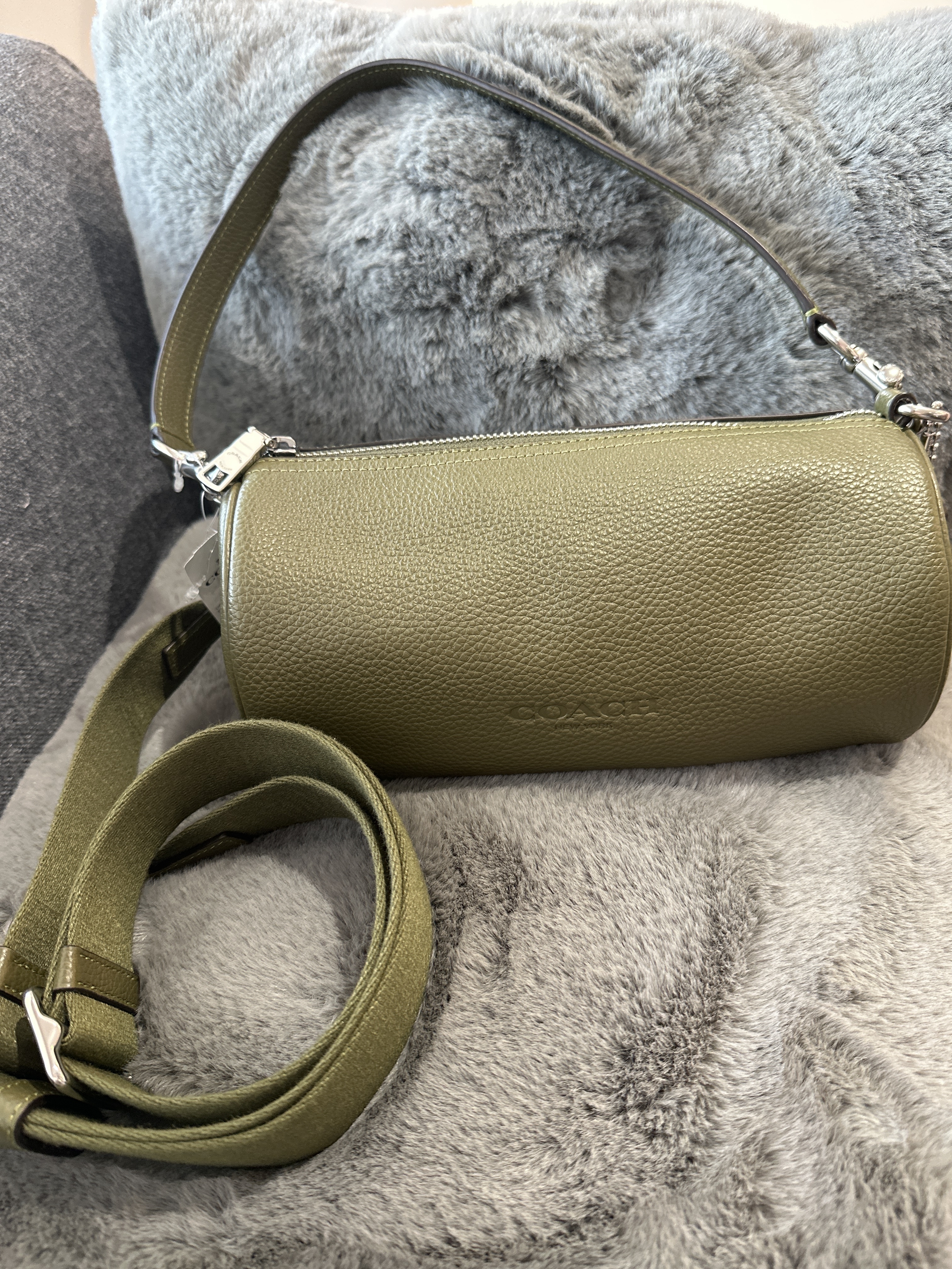 UQ19 CO 橄欖綠色圓筒袋 Andre Barrel Bag 24