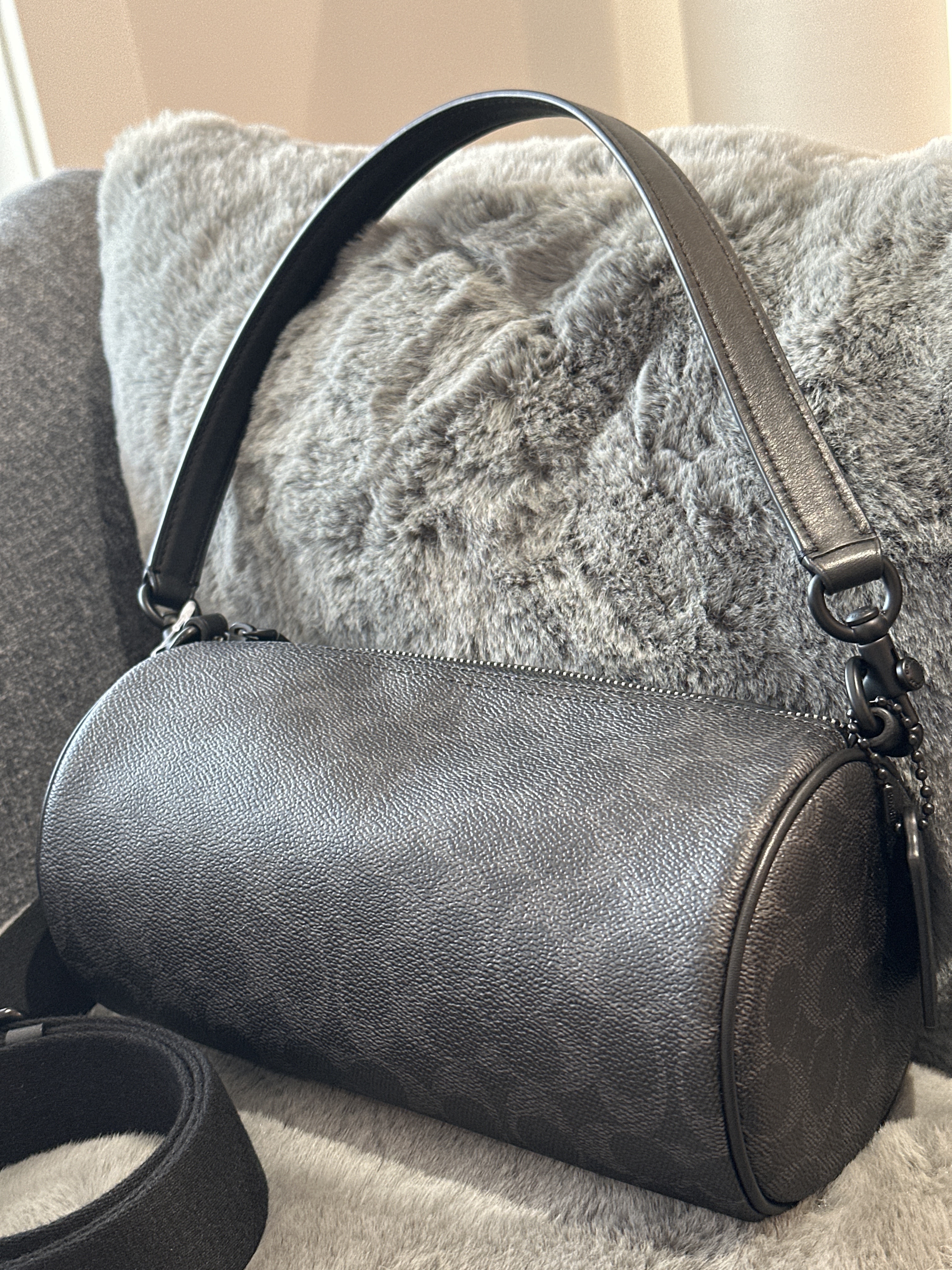 UQ20 CO 黑色logo圓筒袋 Andre Barrel Bag 24 In Signature Canvas