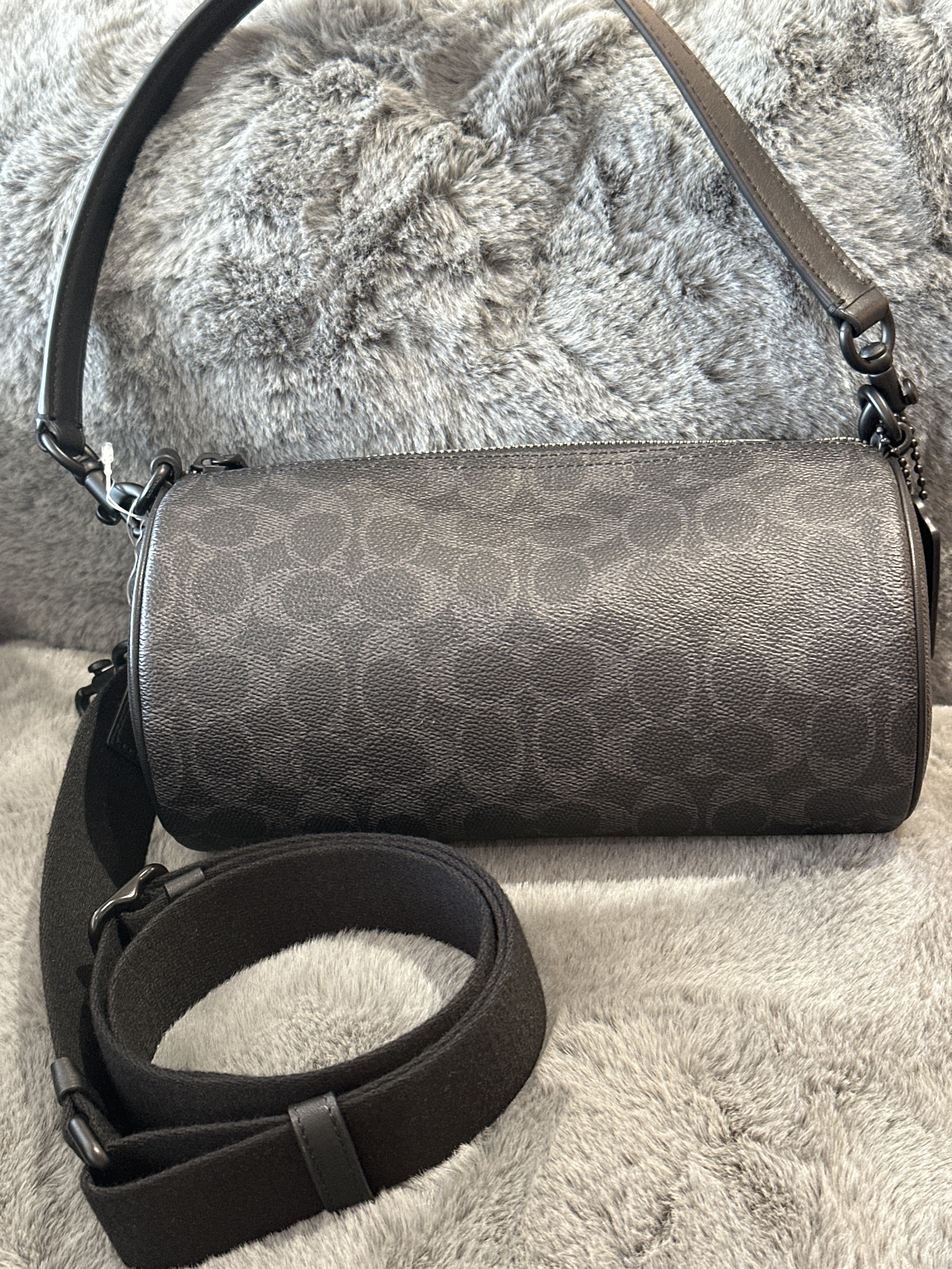 UQ20 CO 黑色logo圓筒袋 Andre Barrel Bag 24 In Signature Canvas