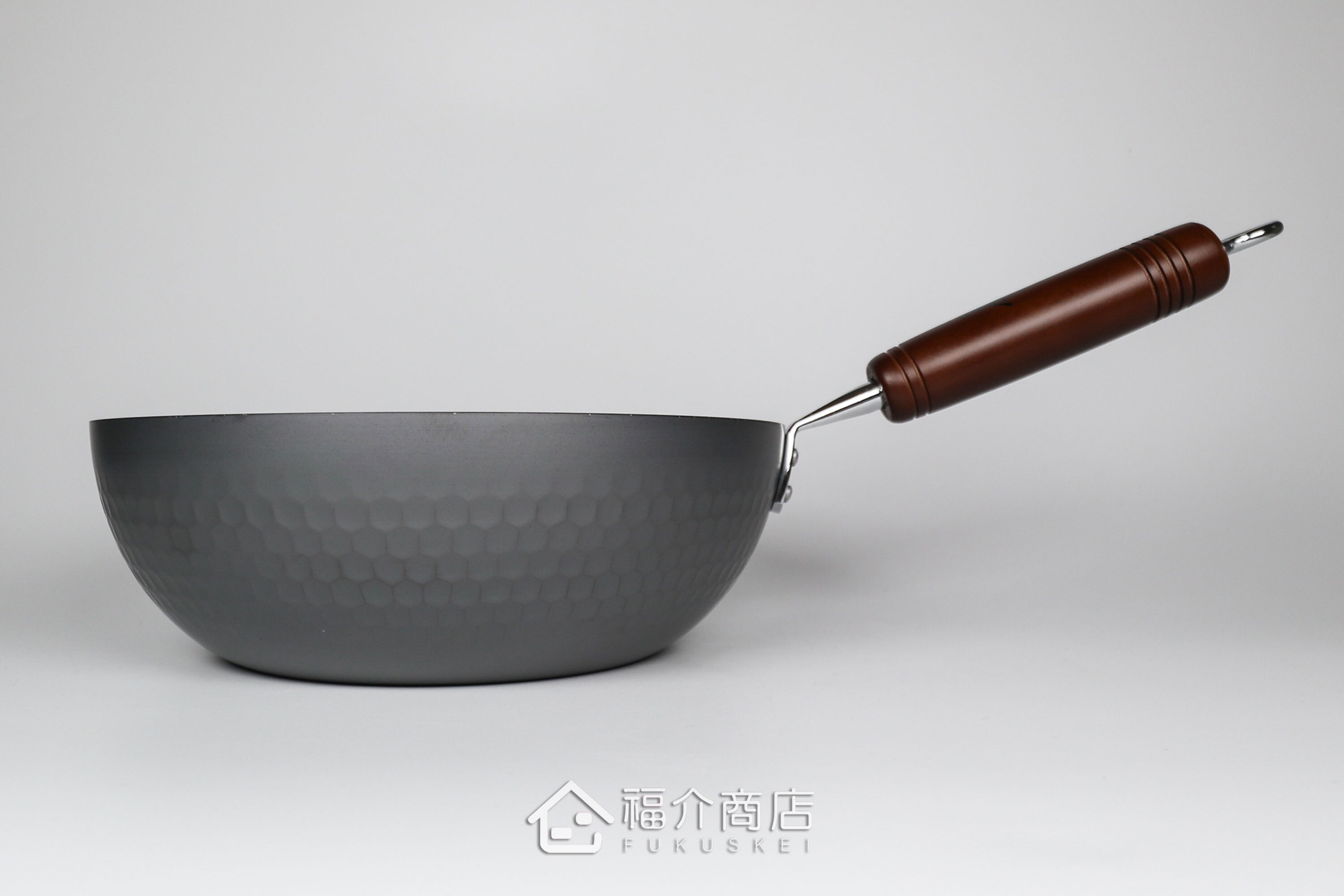 木柄手把的窒化鐵炒鍋