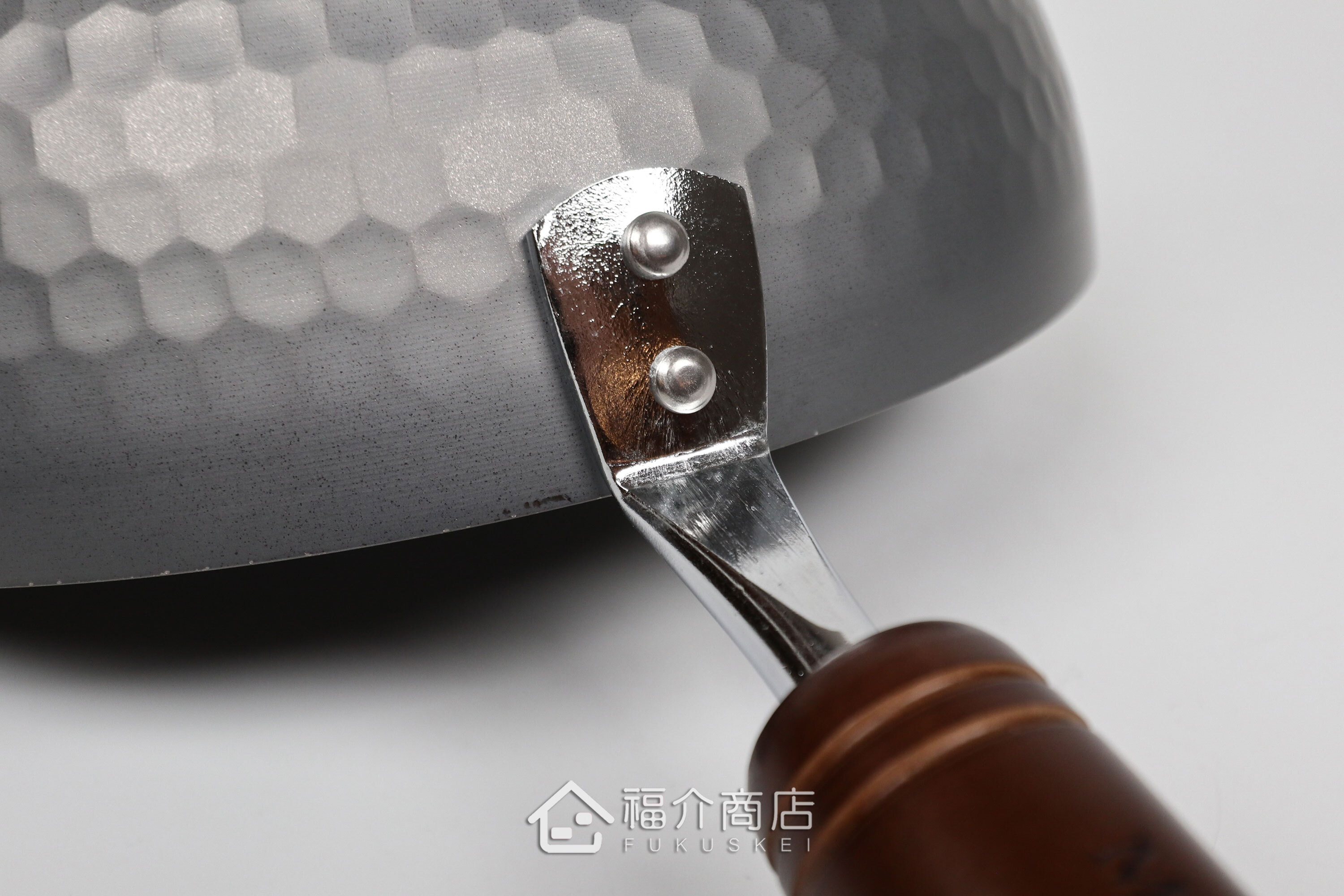木柄手把的窒化鐵炒鍋
