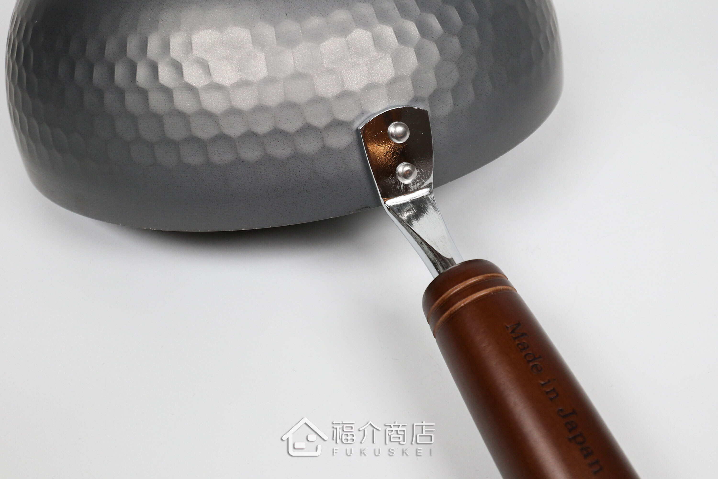 木柄手把的窒化鐵炒鍋