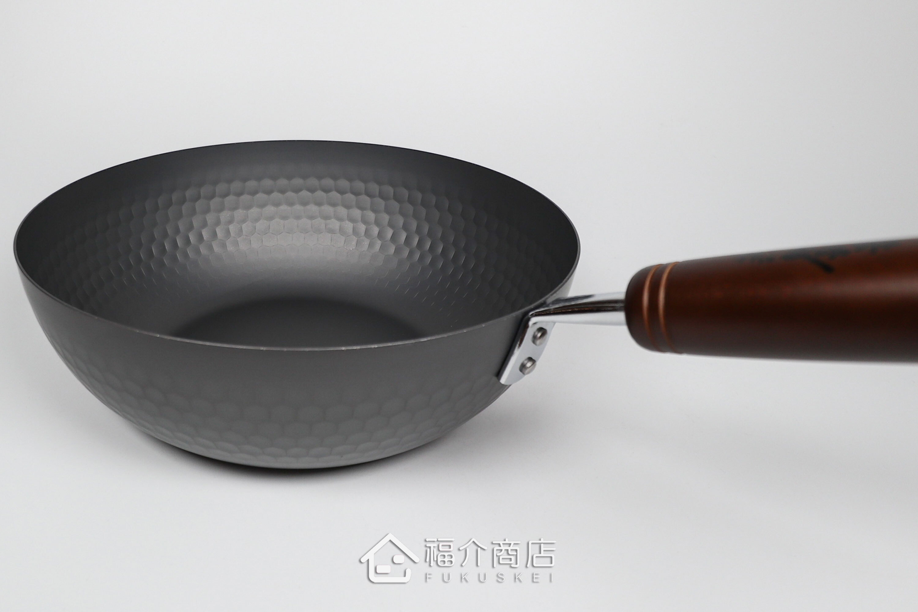 木柄手把的窒化鐵炒鍋