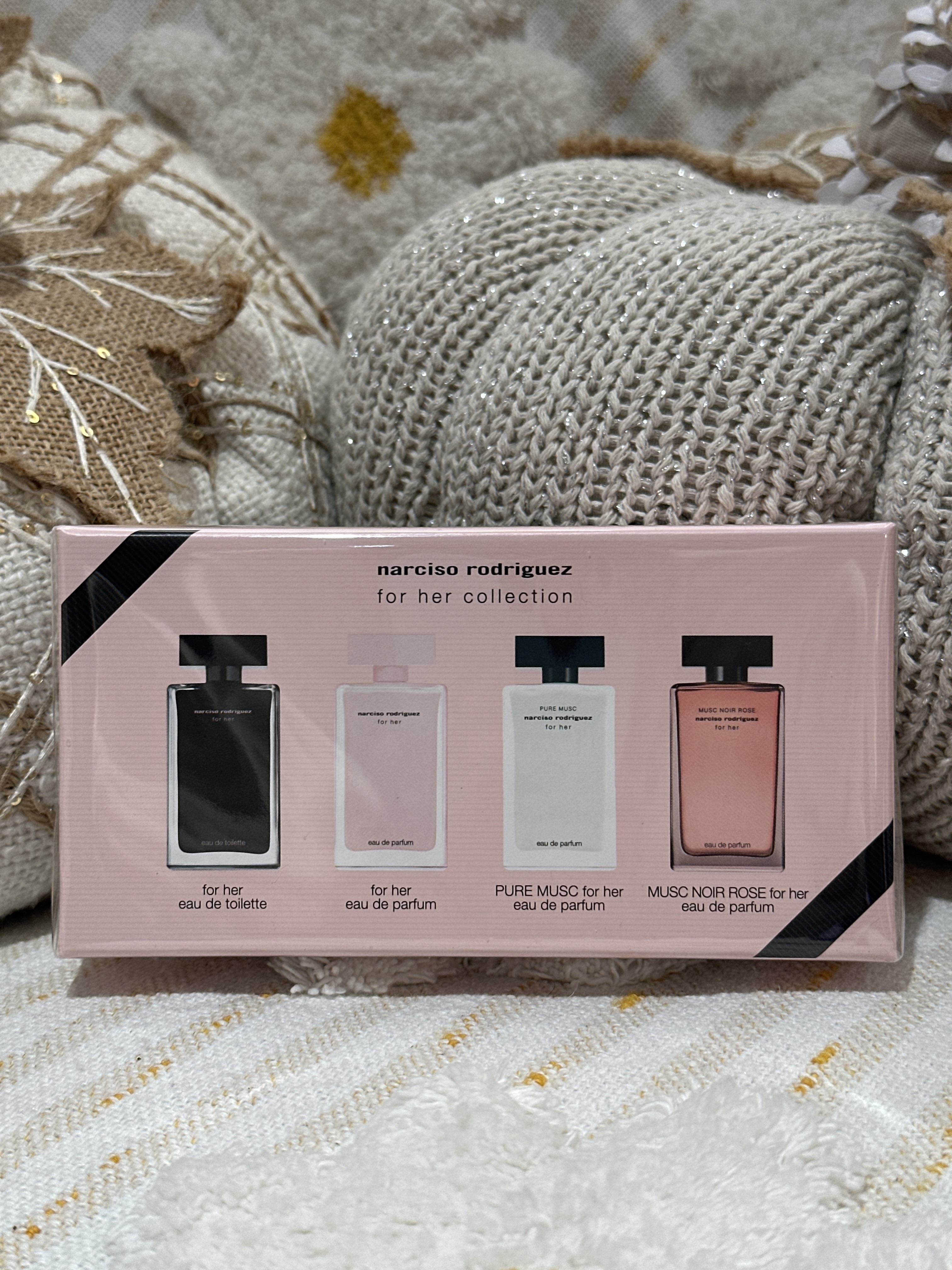 UQ76 NARCISO RODRIGUEZ  ROR HER 女仕香水四件套 (她的同名EDP7.5ML 、她的同名EDT7.5ML 、纯粹迷情 (精纯麝香)EDP7.5ML 、深邃玫瑰EDP7.5ML) Narciso Rodriguez - Pour SA FLEUR PURE MUSC Mini Set Parfum 4x 7.5ml (1001124649)