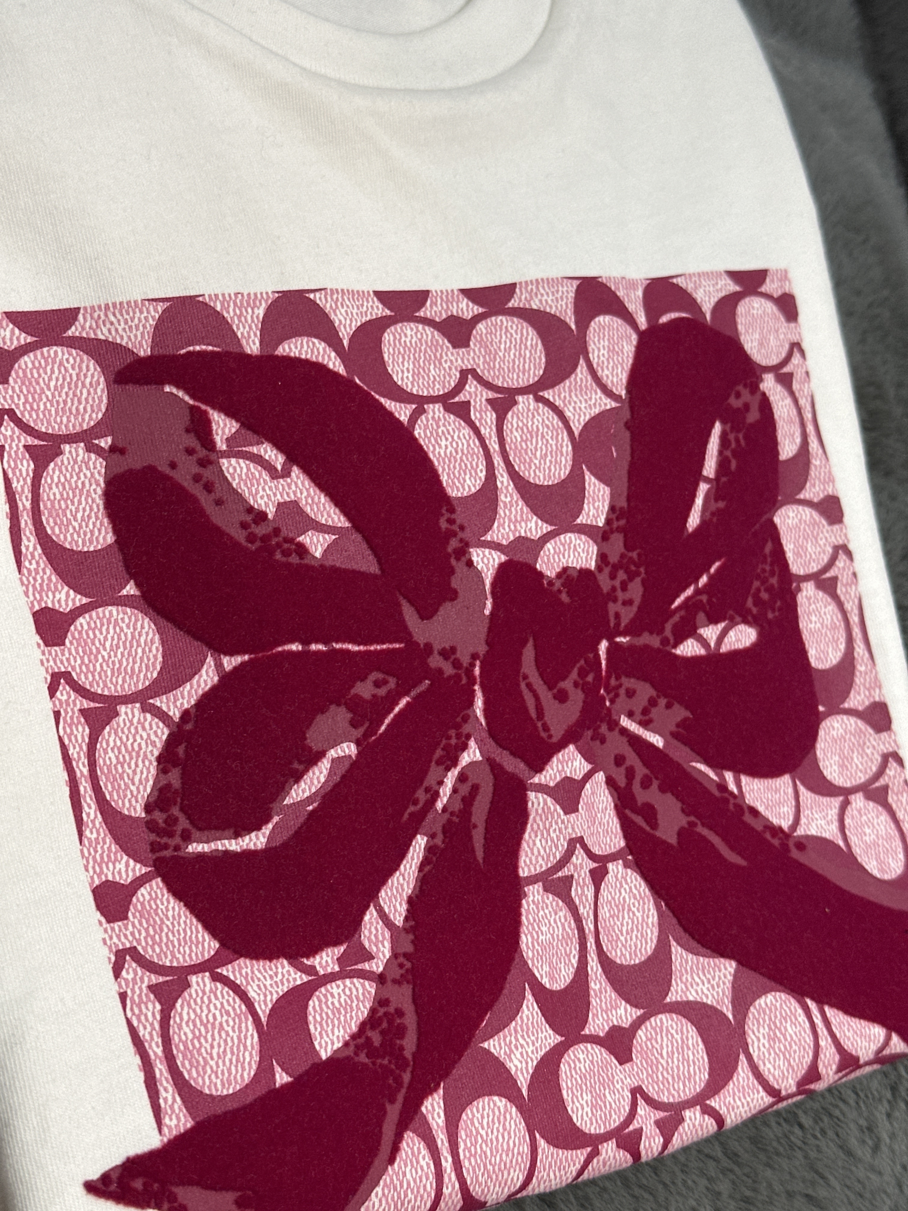 UQ21 CO 紫紅色蝴蝶結 白色短袖衫 Signature Square Bow Classic T-Shirt