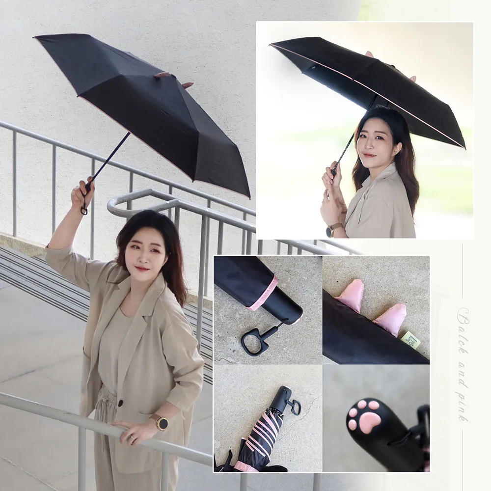 一名女性撐著黑糖傘款走在上行的樓梯上。旁邊放著傘部特寫包括貓掌造型手把、粉嫩貓耳造型