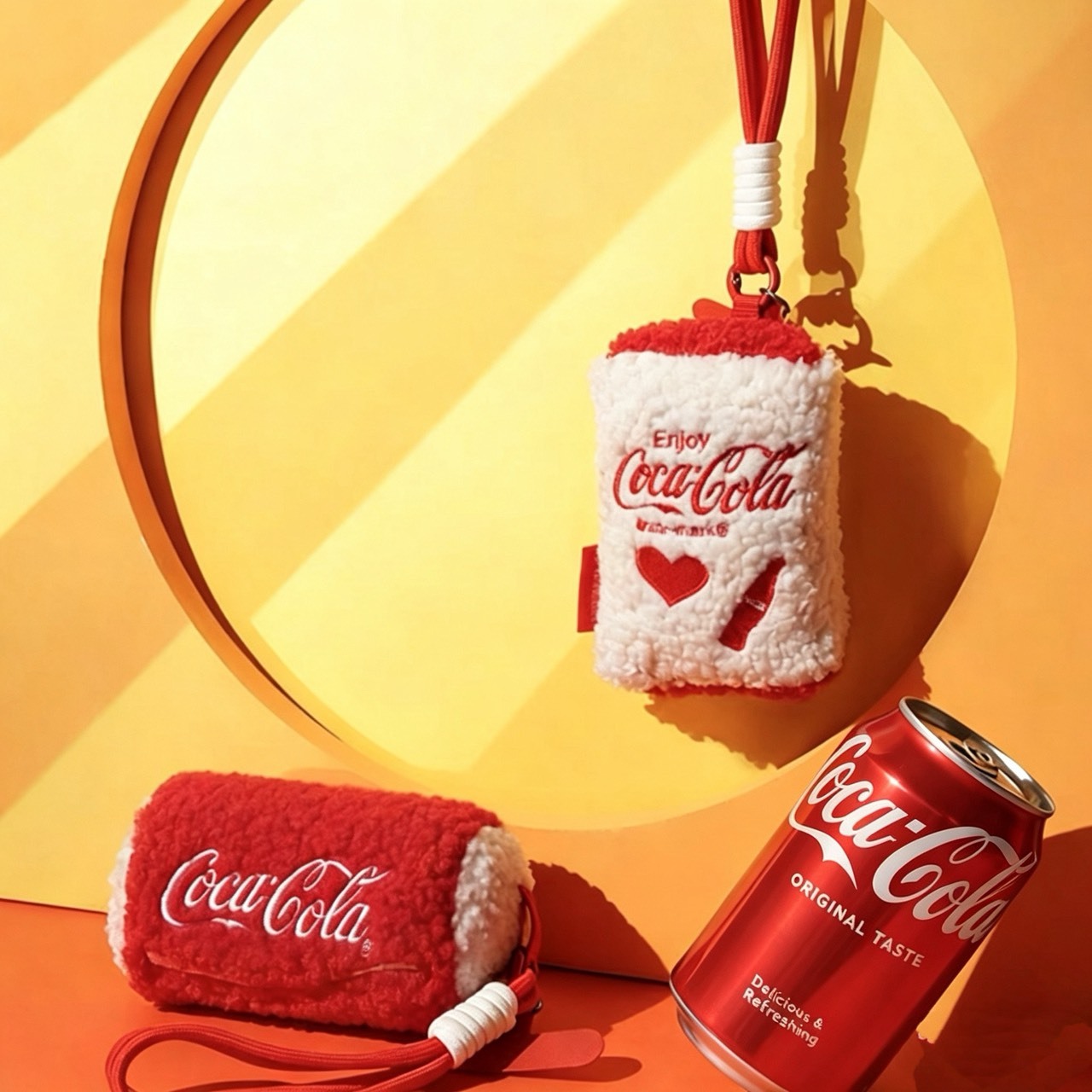 『代購商品』Coca-Cola 可口可樂迷你毛絨收納包／鑰匙包 SK250011