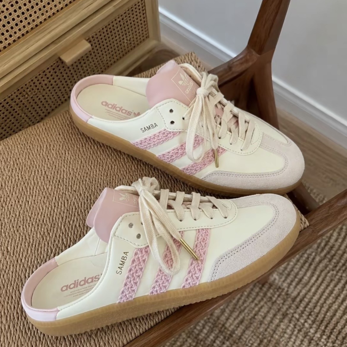 ADIDAS ORIGINALS SAMBA MULE 粉白 穆勒鞋 半拖鞋 甜美 復古 女鞋 HP5052