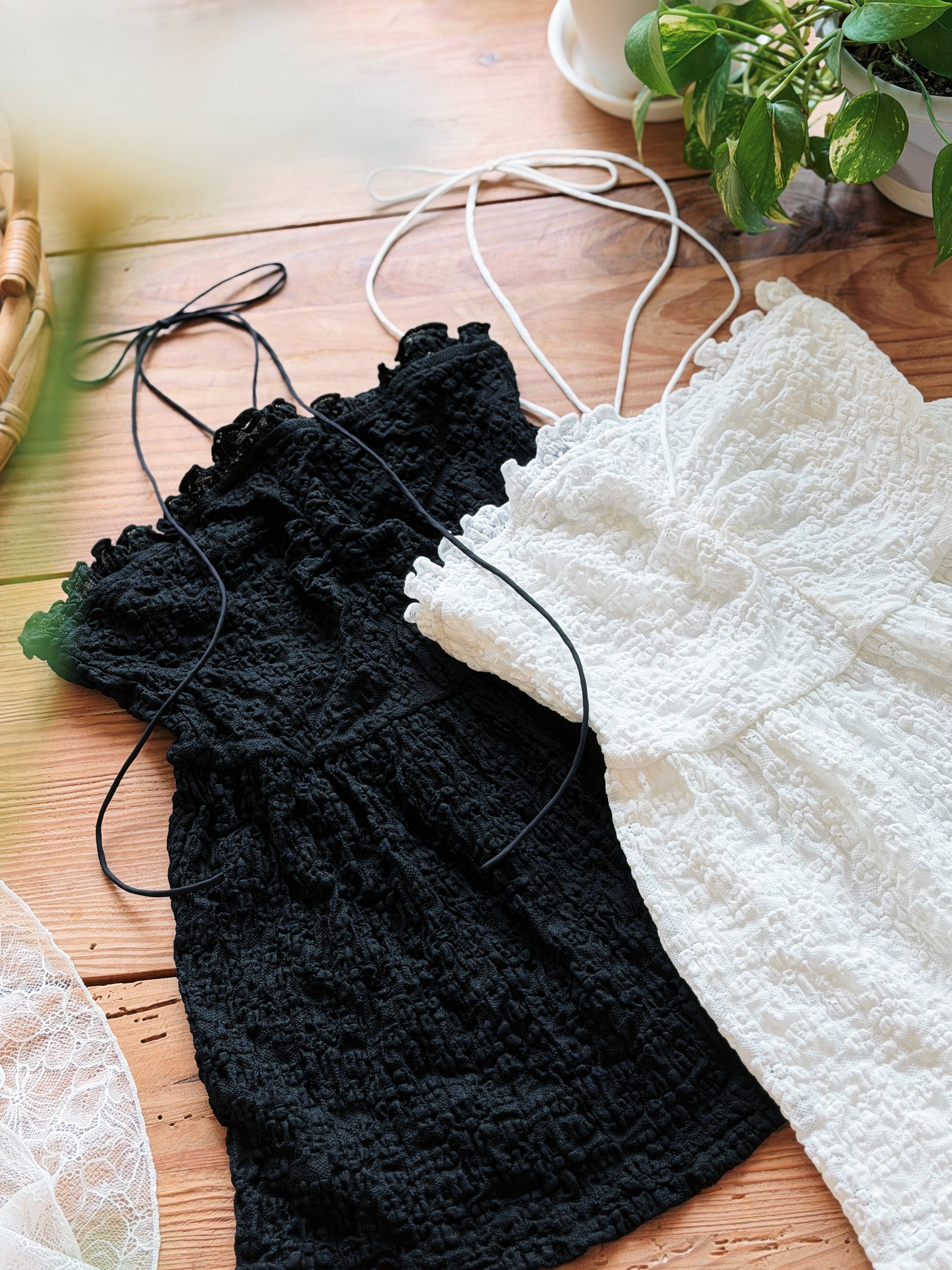 兩色 / 2WAY掛頸蕾絲抽褶背心 / 2-Way Textured Lace Ruched Halter Top