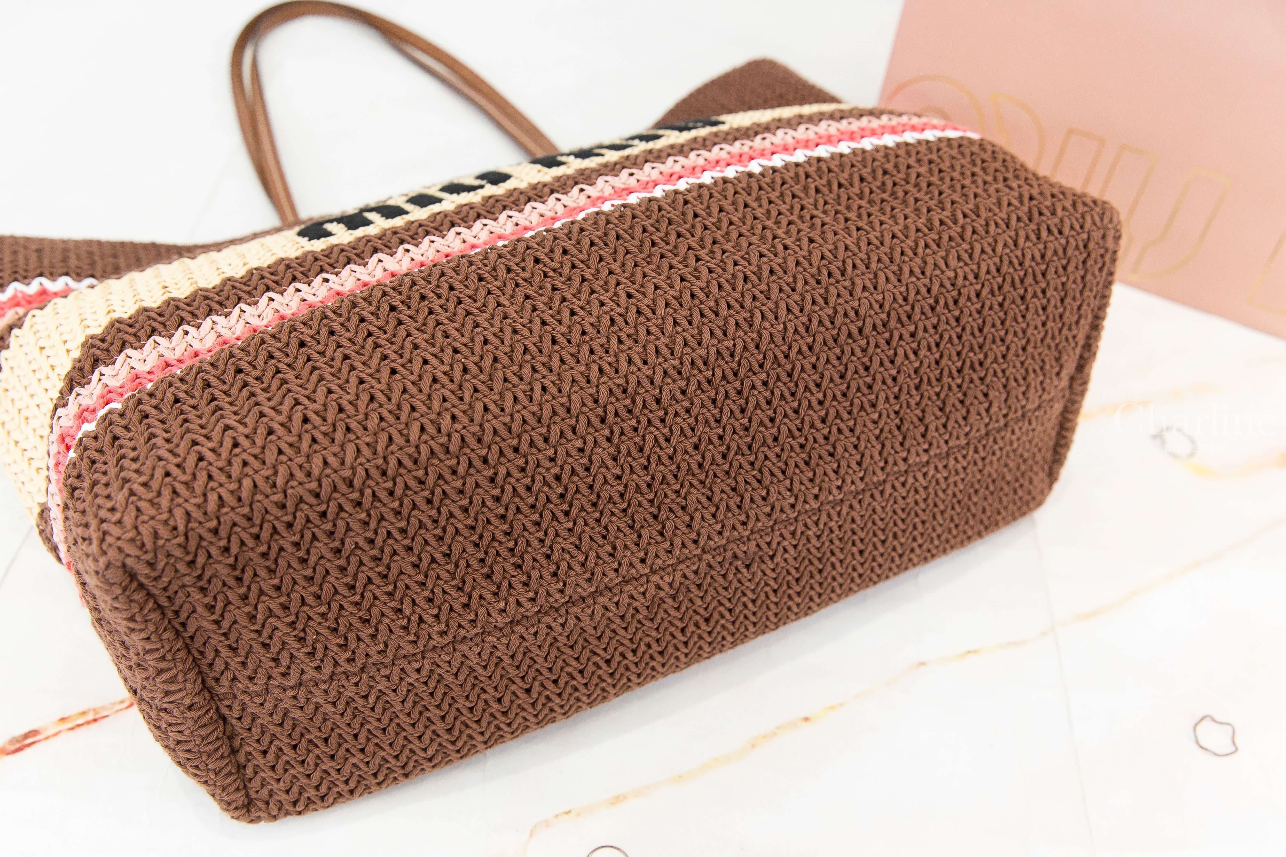 Miu Miu Raffia-Effect Woven Tote Bag 煙草色/草莓色/自然色編織刺繡黑字皮革提把再生棉質手提肩背托特包-Charline Boutique 精品代購