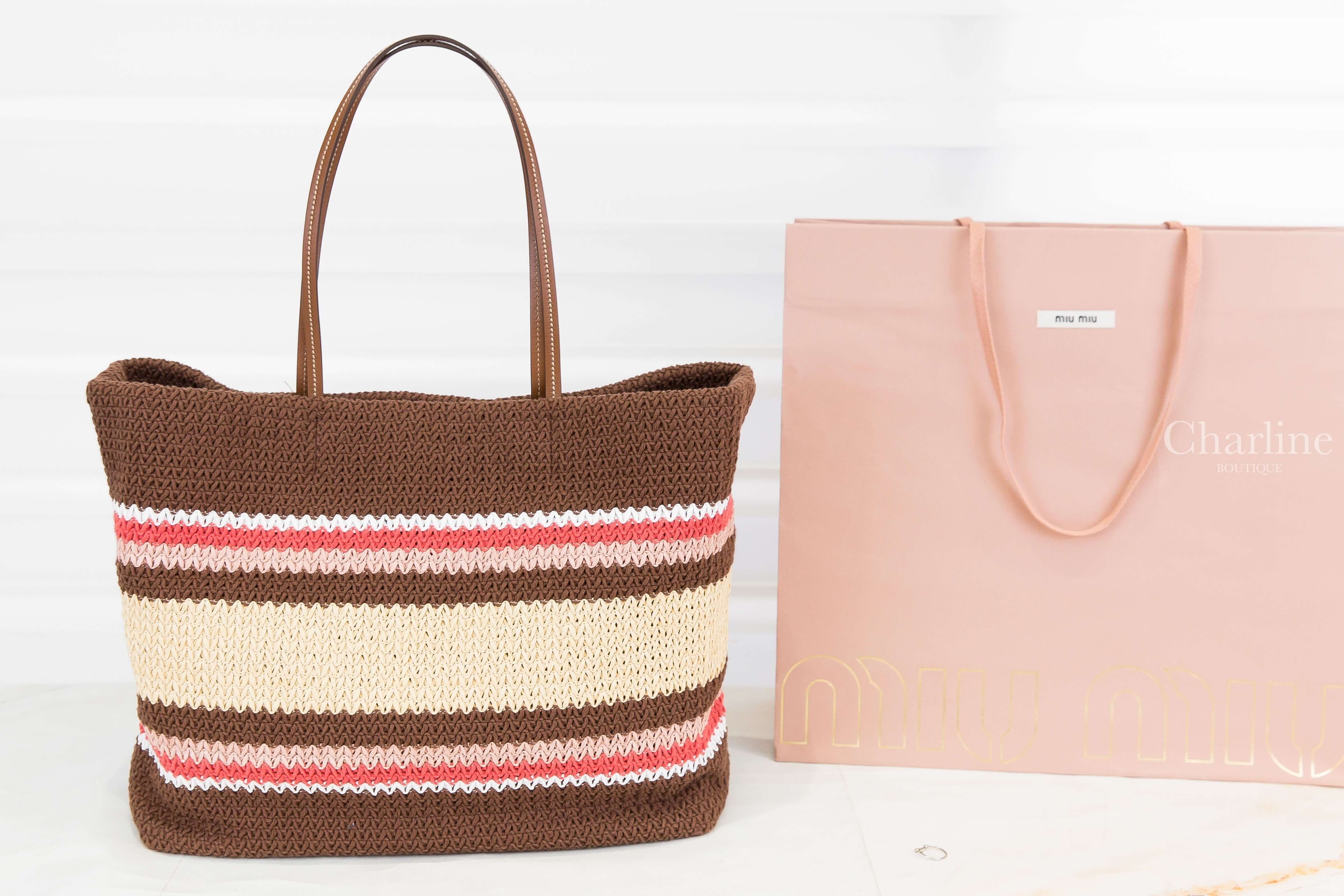 Miu Miu Raffia-Effect Woven Tote Bag 煙草色/草莓色/自然色編織刺繡黑字皮革提把再生棉質手提肩背托特包-Charline Boutique 精品代購
