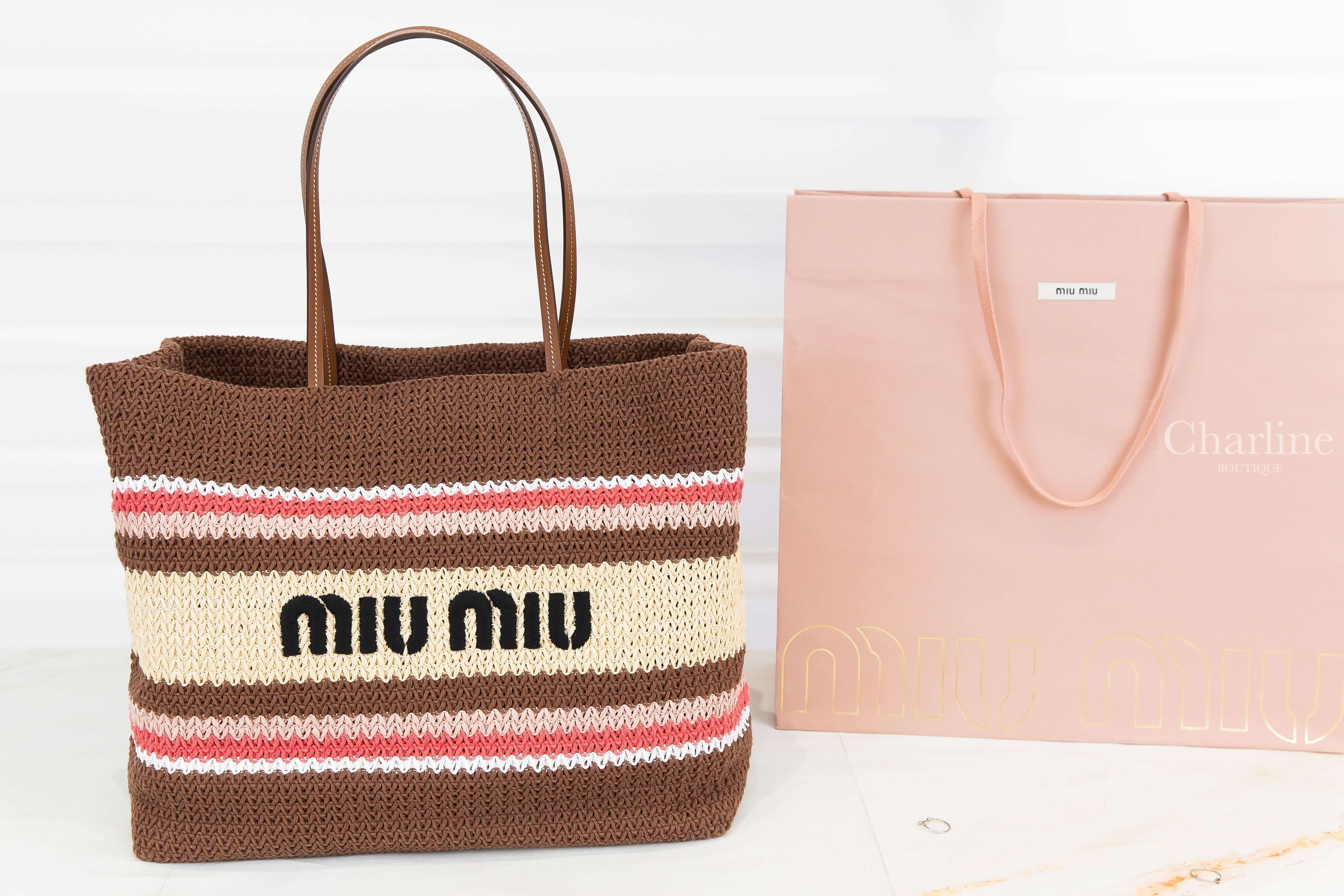 Miu Miu Raffia-Effect Woven Tote Bag 煙草色/草莓色/自然色編織刺繡黑字皮革提把再生棉質手提肩背托特包