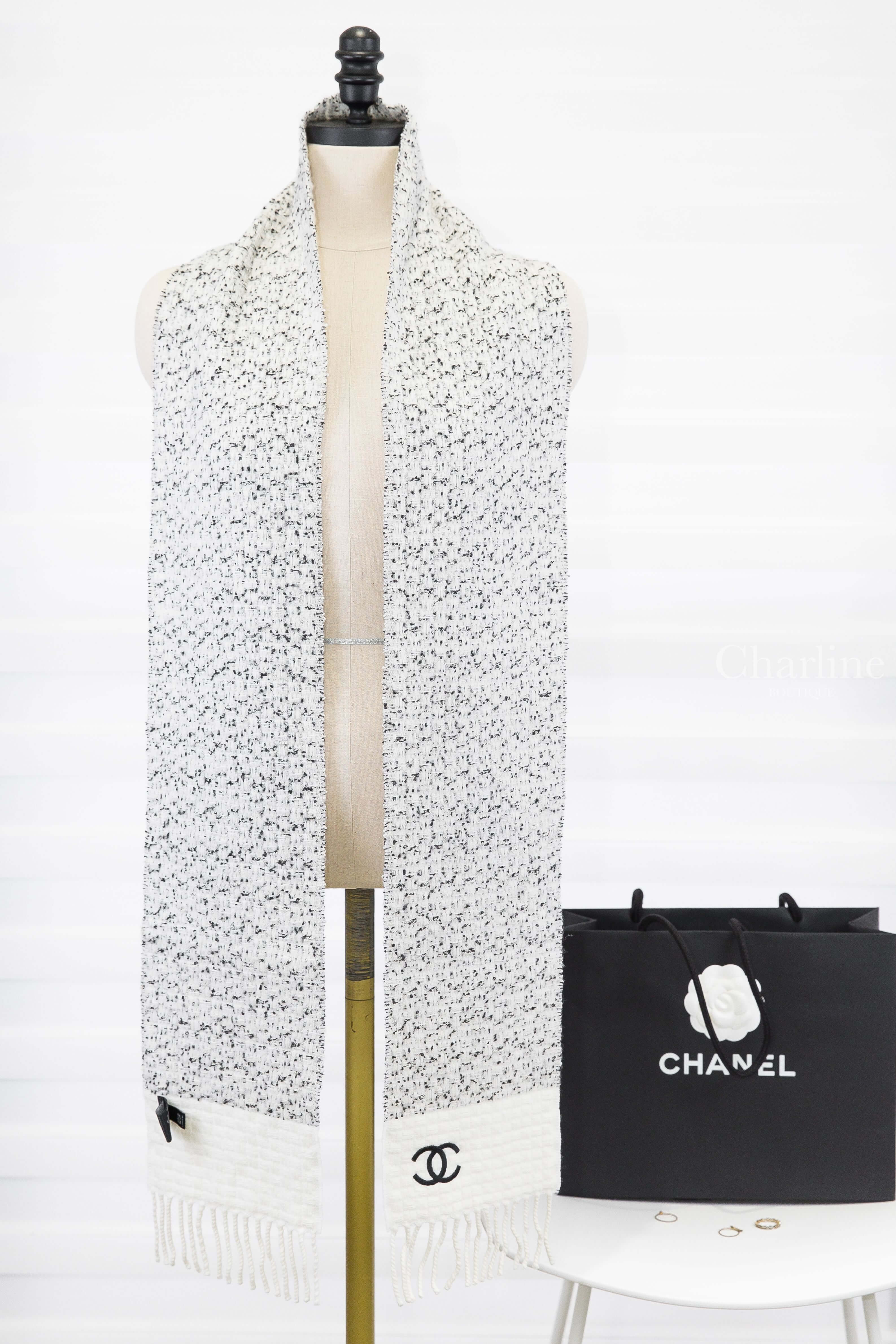 Chanel Scarf 黑白花呢拼白色格紋黑CC羊毛混喀什米爾棉質流蘇圍巾-Charline Boutique 精品代購