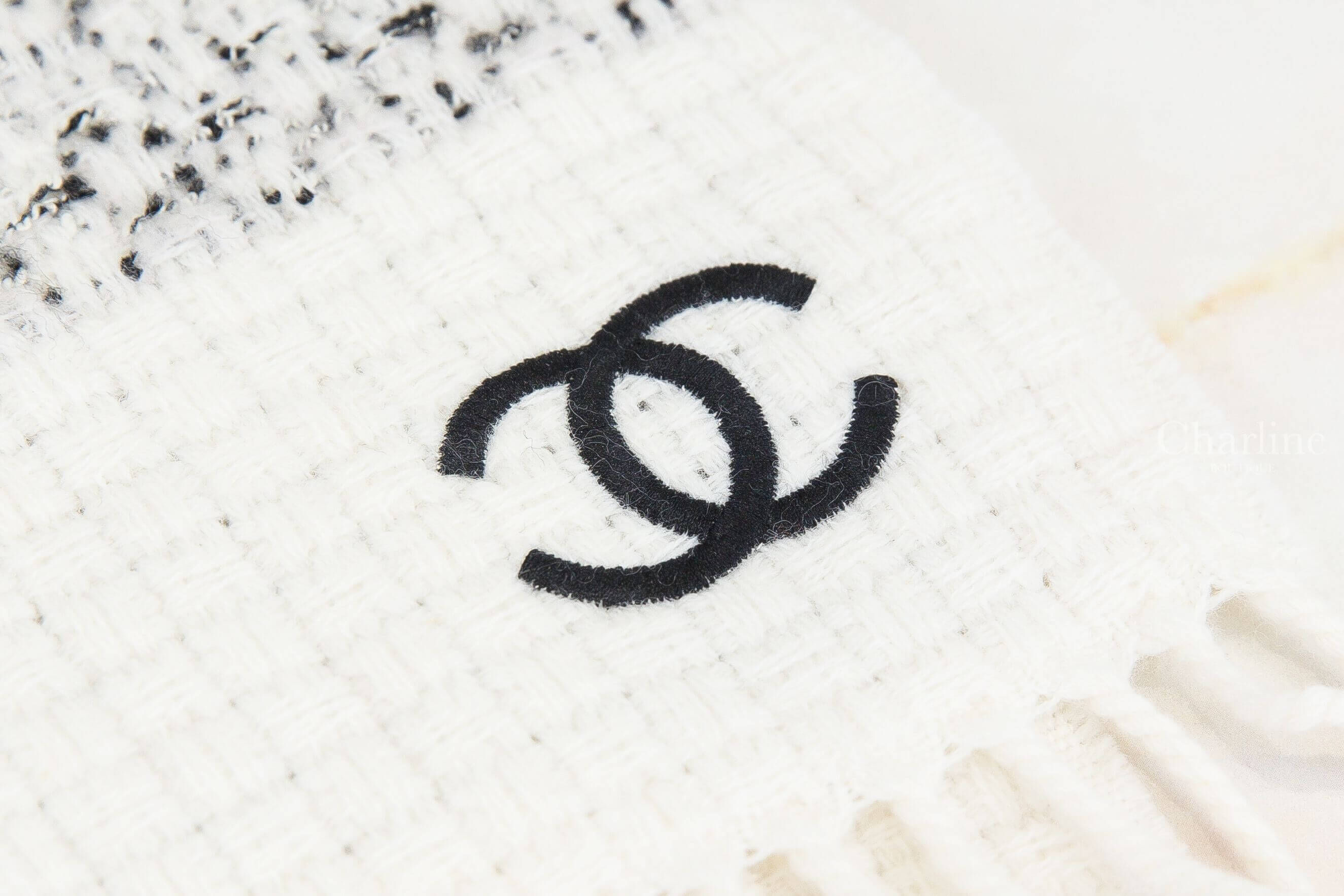 Chanel Scarf 黑白花呢拼白色格紋黑CC羊毛混喀什米爾棉質流蘇圍巾